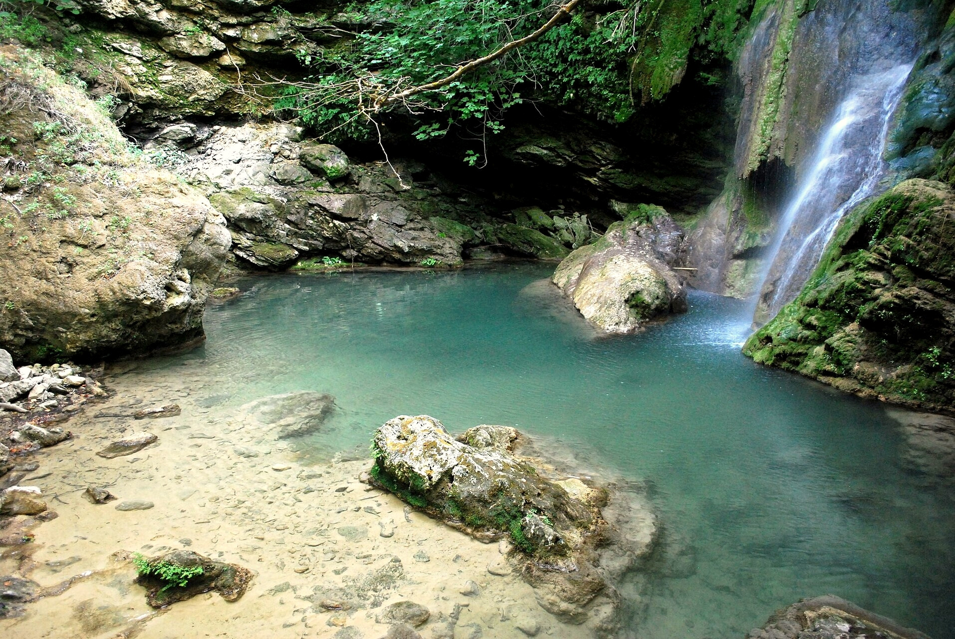 Cascade de Fonissa dans la gorge de Mylopotamos - Cythère - Grèce © Comzeradd / Wikimedia (CC BY-SA 3.0)