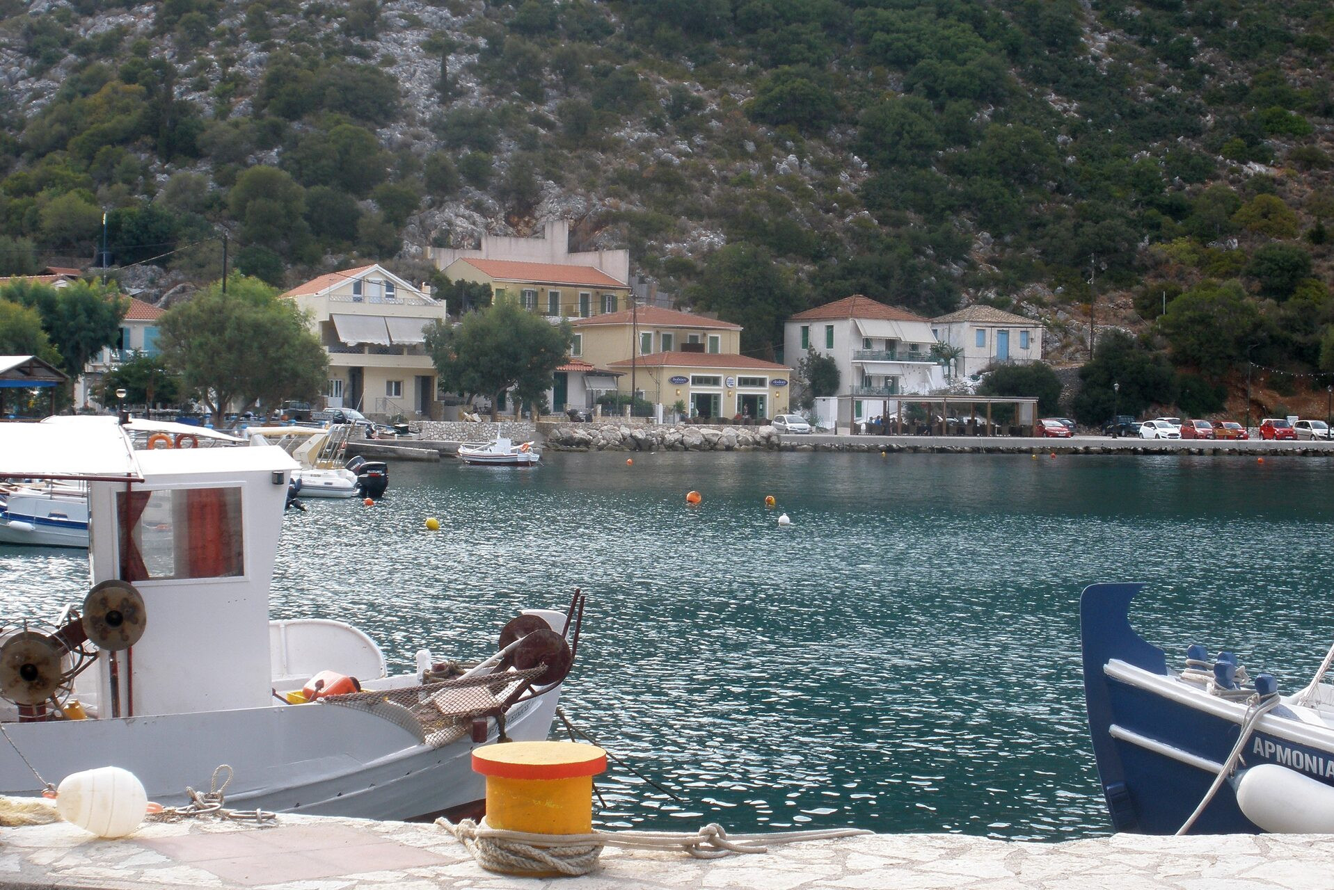 Petit port de Frikes au nord d'Ithaque - Îles Ioniennes - Grèce © Jarmila Book / Wikimedia (CC BY-SA 4.0)