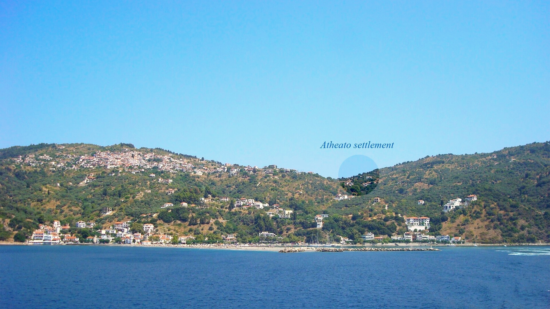 Le village de Glossa sur sa colline au-dessus de la mer - Skopelos, Sporades - Grèce