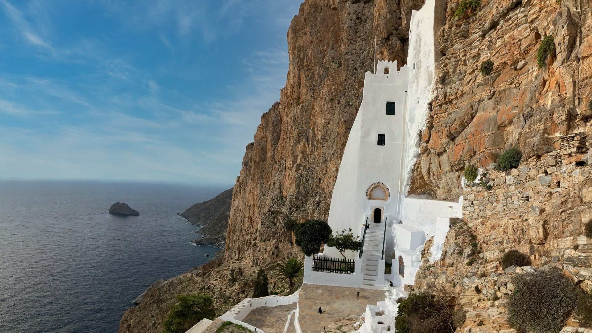 Monastère de la Panagia Hozoviotissa accroché à la falaise - Amorgos - Cyclades, Grèce