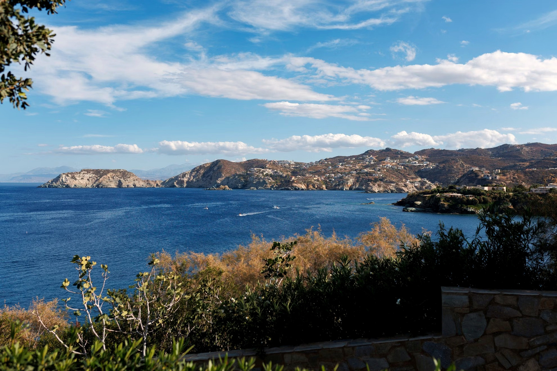 Littoral grec sous un ciel clair de septembre - Grèce