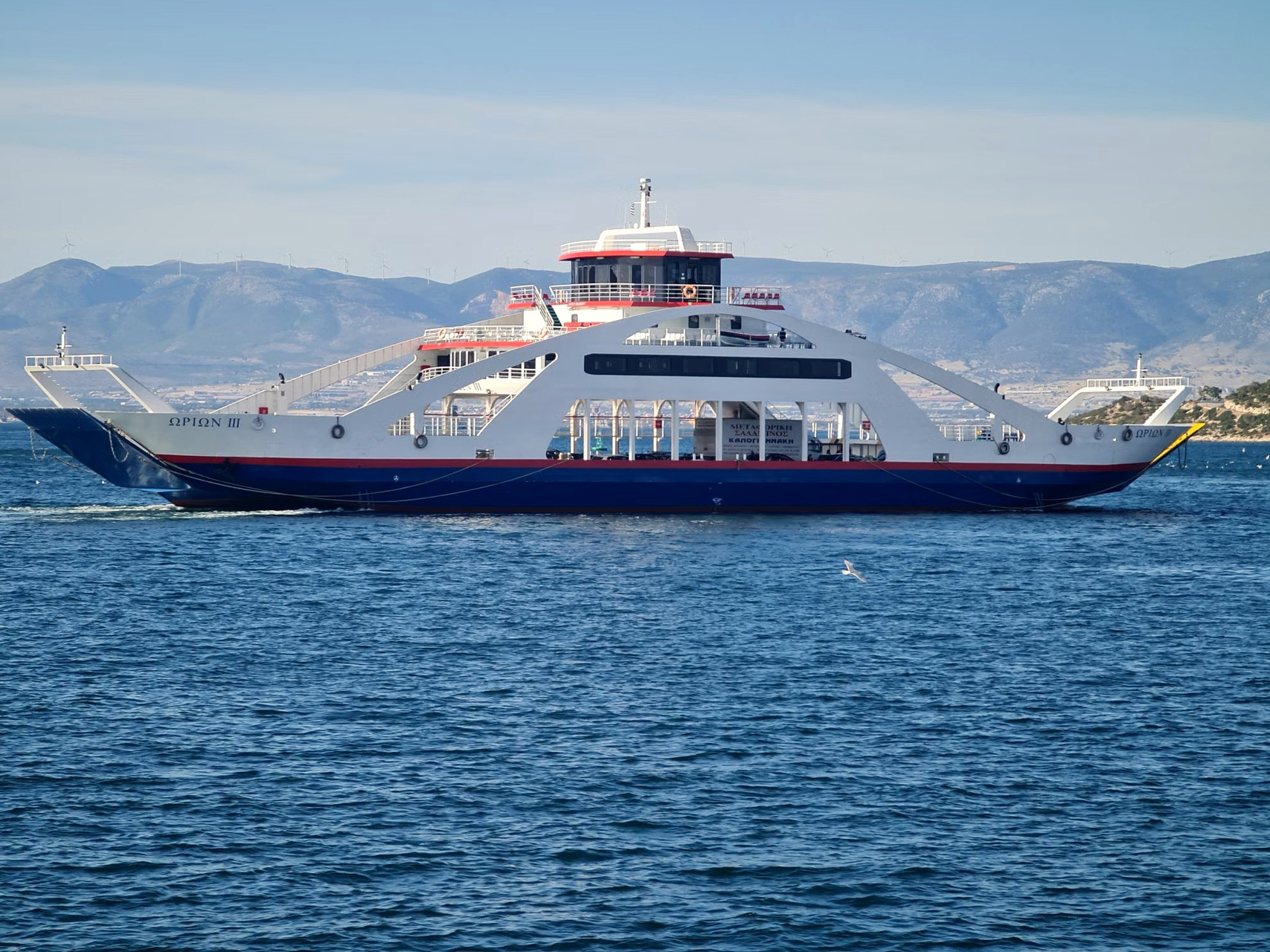 Ferry naviguant en mer Égée entre les îles - Grèce