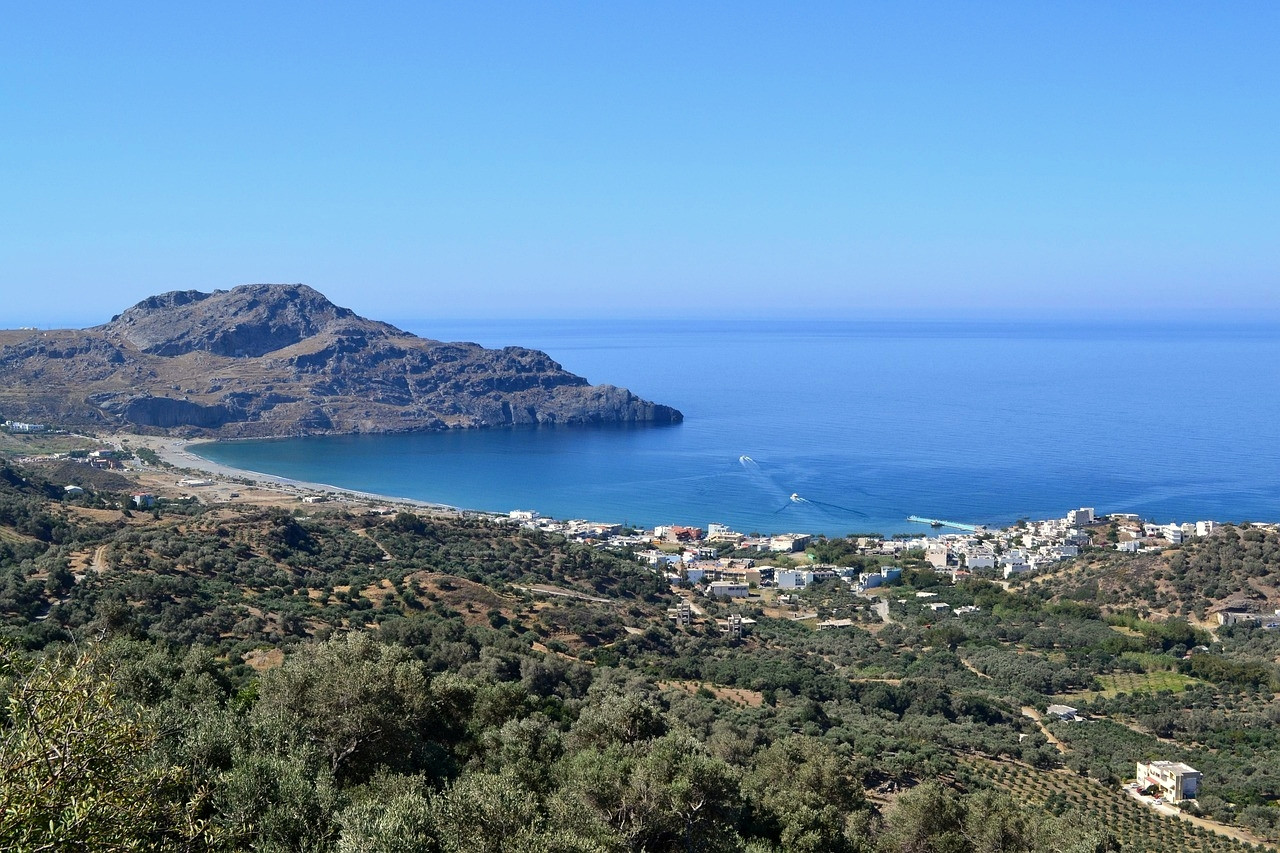Côte verdoyante et baie au printemps - Grèce