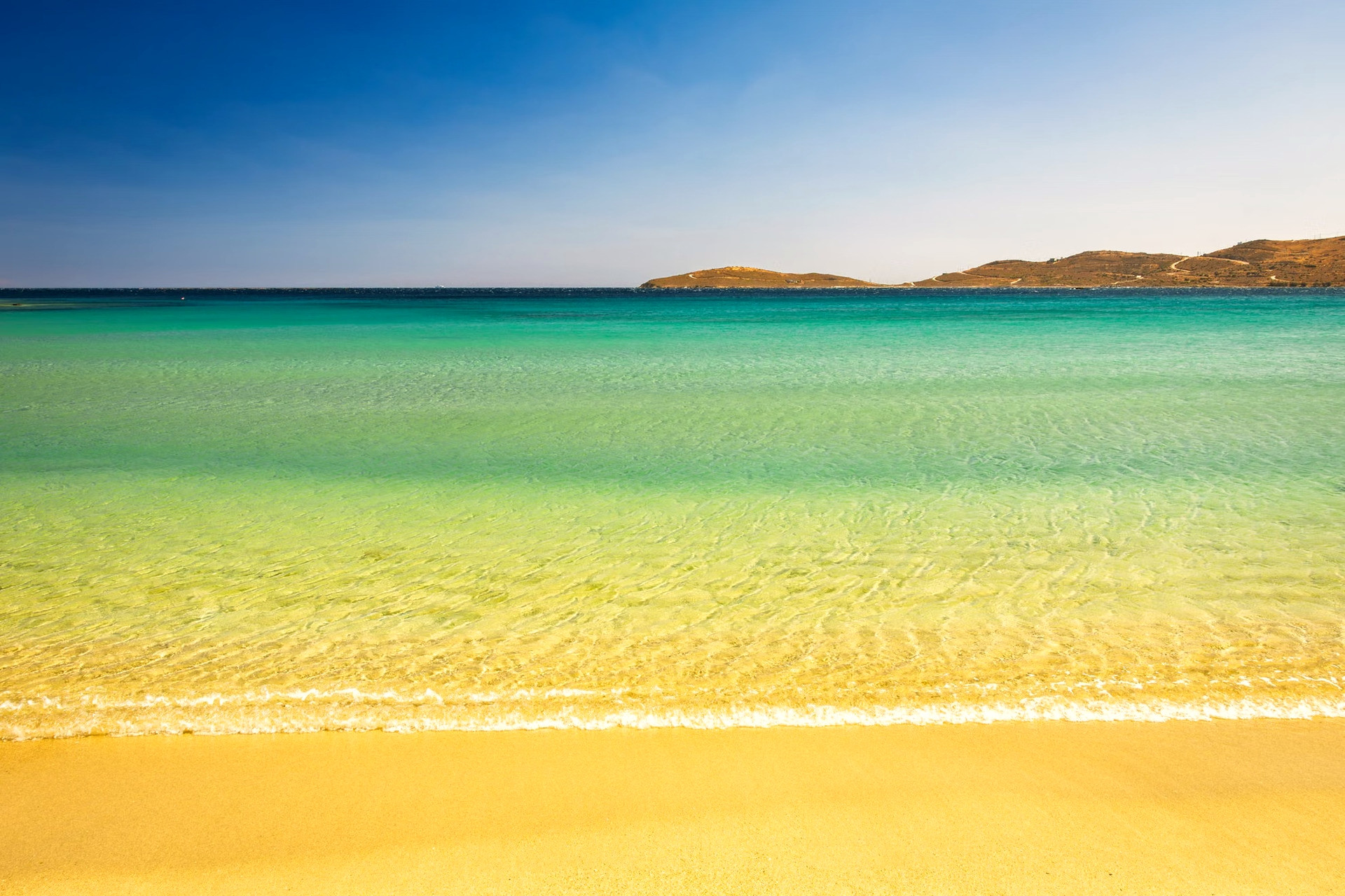 Plage aux eaux turquoise sous le soleil d'été - Îles grecques - Grèce