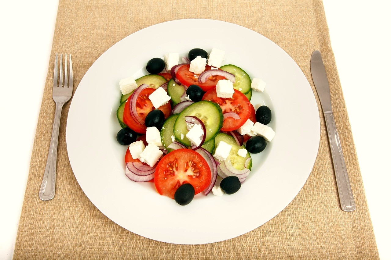 Salade grecque à la feta et aux tomates en taverne - Cyclades - Grèce
