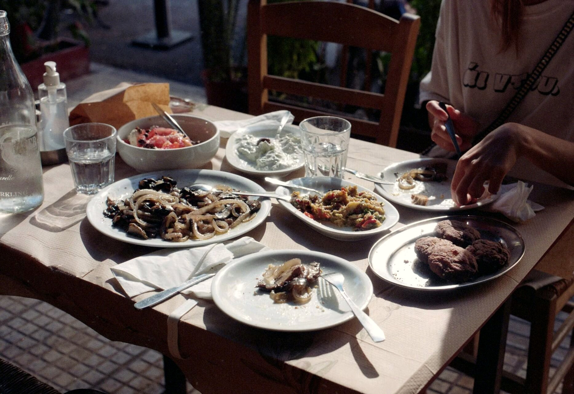Table de taverne grecque et mezze à partager