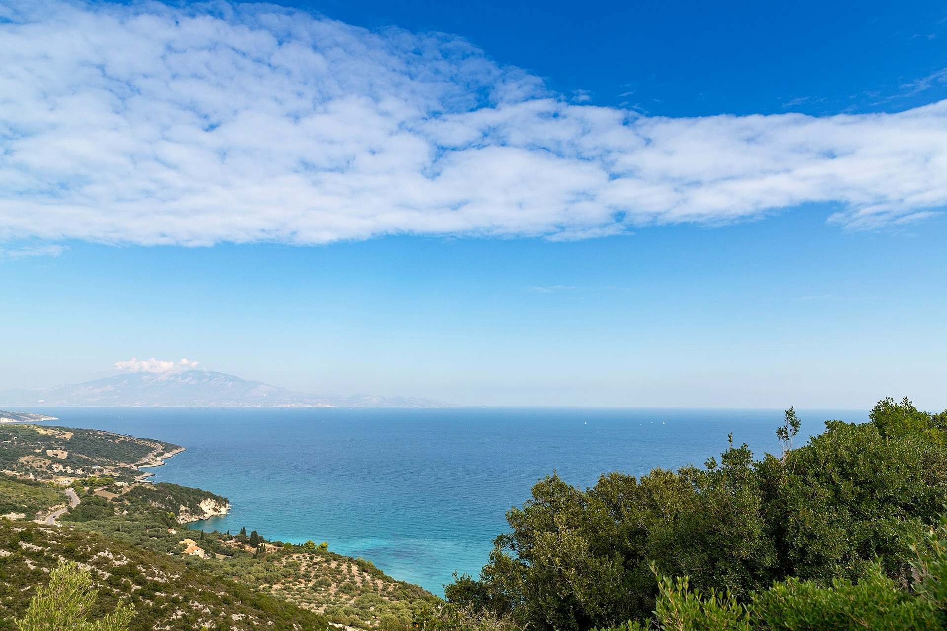 Côte verdoyante plongeant dans la mer Ionienne - Zante, îles Ioniennes - Grèce © dronepicr / Wikimedia (CC BY 2.0)