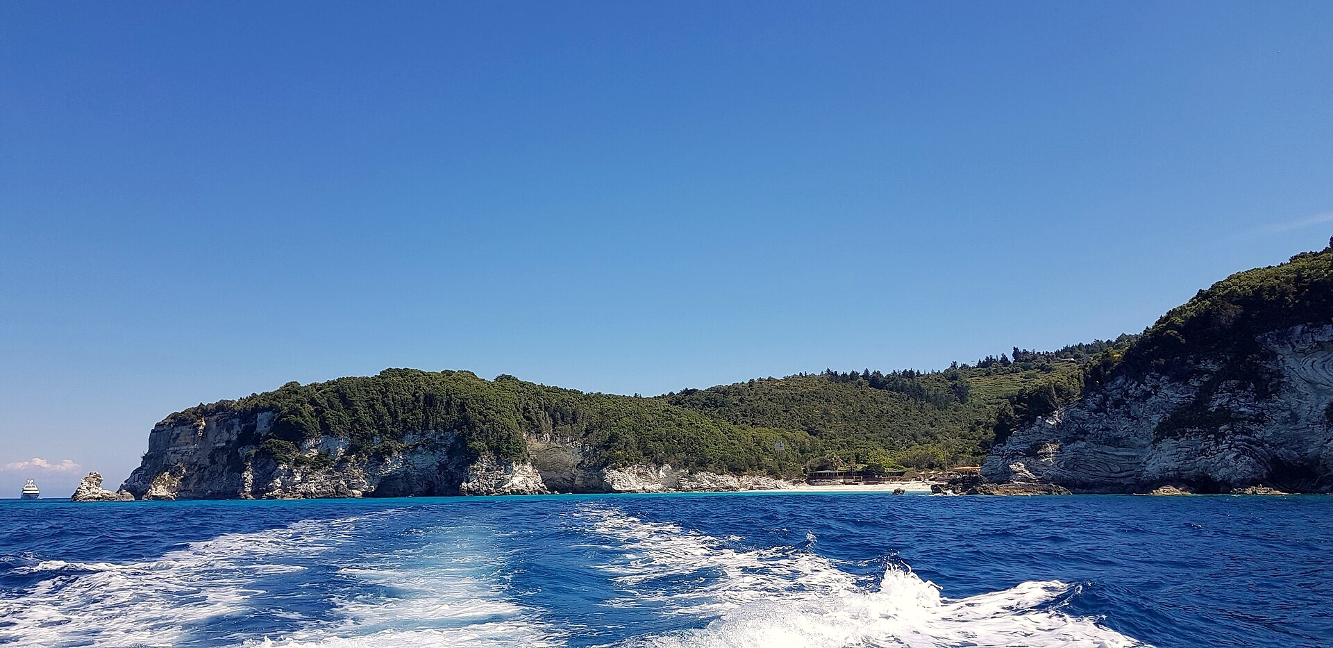 Îlot vert surgissant de la mer Ionienne vu du bateau - Îles Ioniennes - Grèce