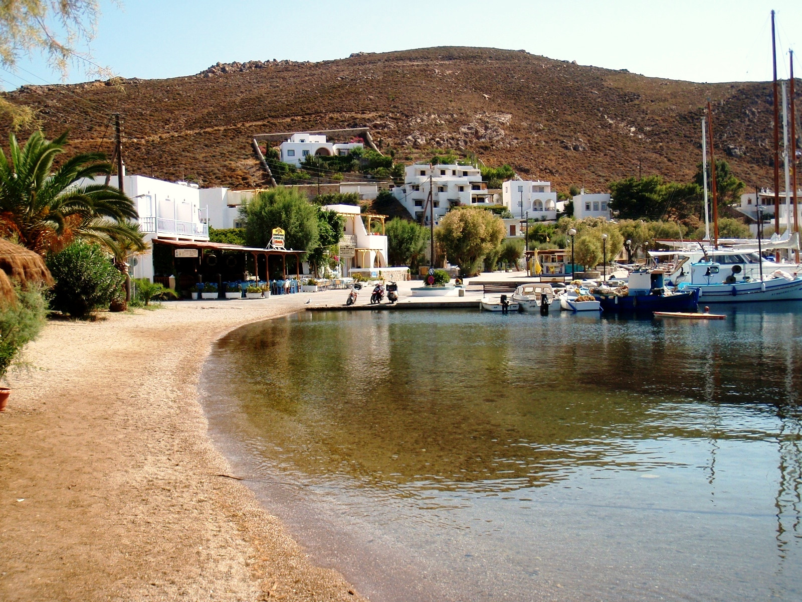 © Raki Man, Wikimedia Commons (CC BY 3.0) La baie et la plage de Grikos aux eaux calmes - Patmos, Dodécanèse - Grèce © Raki Man / Wikimedia (CC BY 3.0)