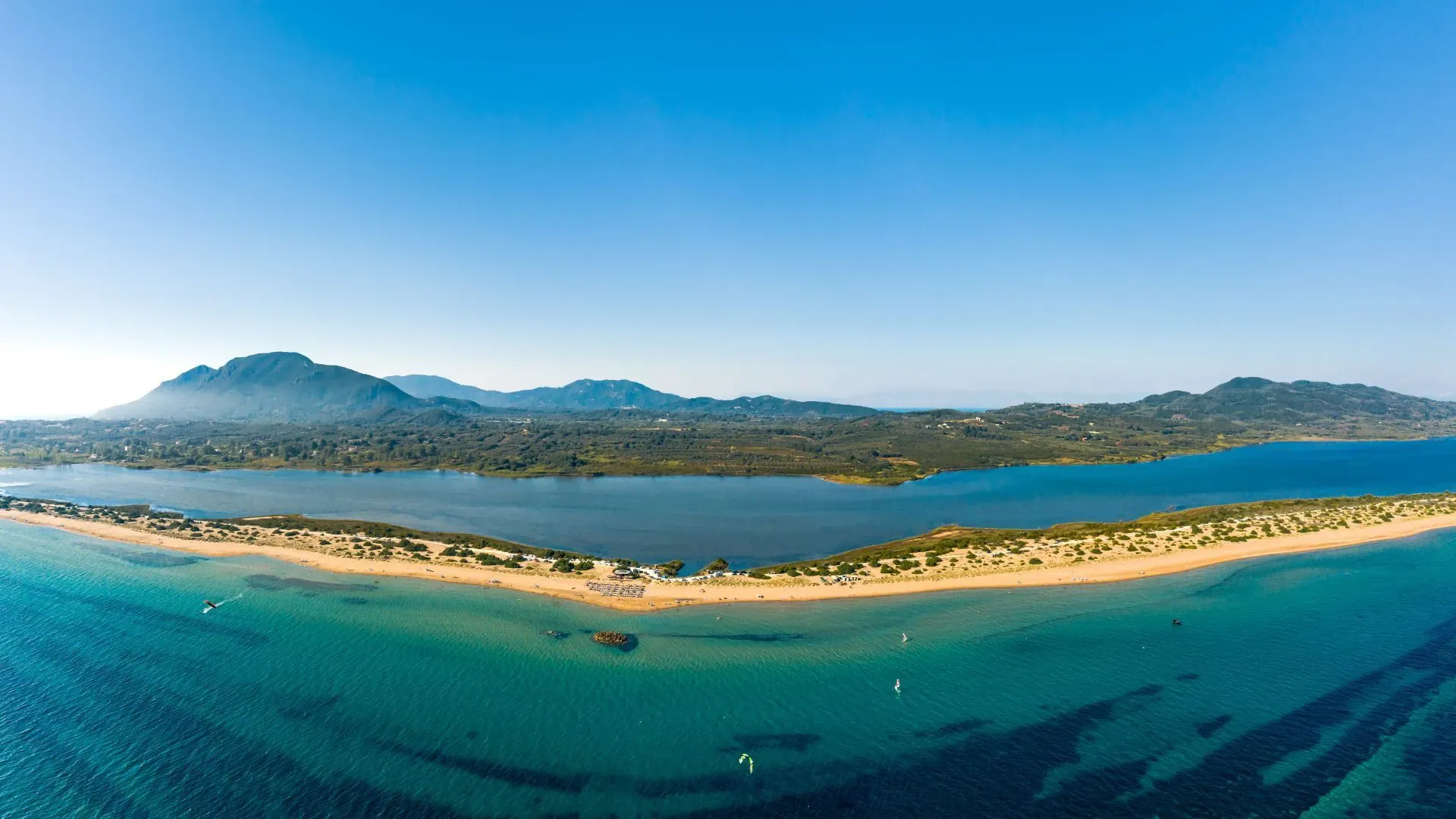 Groupe de randonneurs en raquettes - Courchevel - Savoie - France