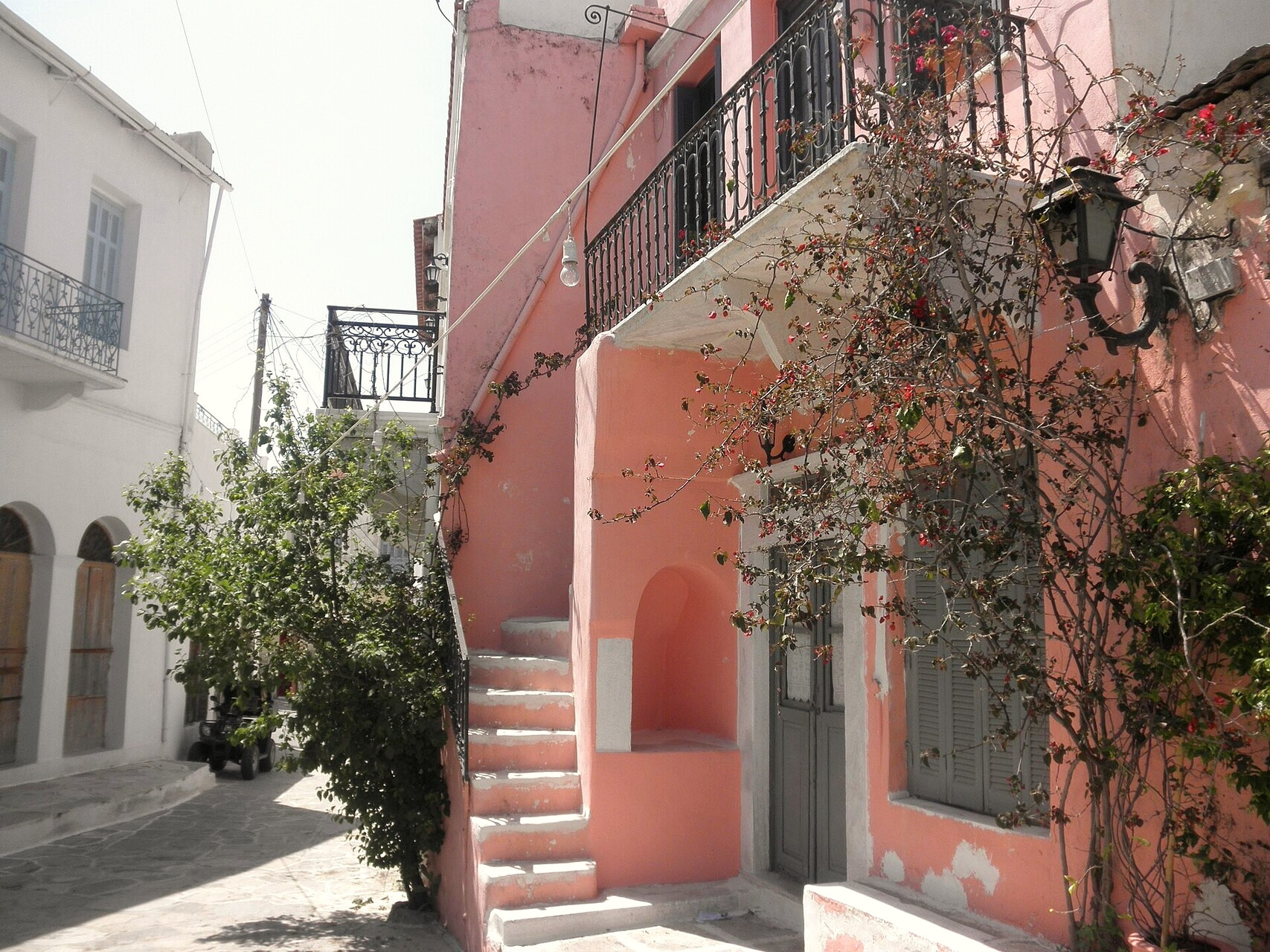 Demeure néoclassique dans les ruelles de Halki - Naxos, Cyclades - Grèce © Agerontaki / Wikimedia (Attribution)