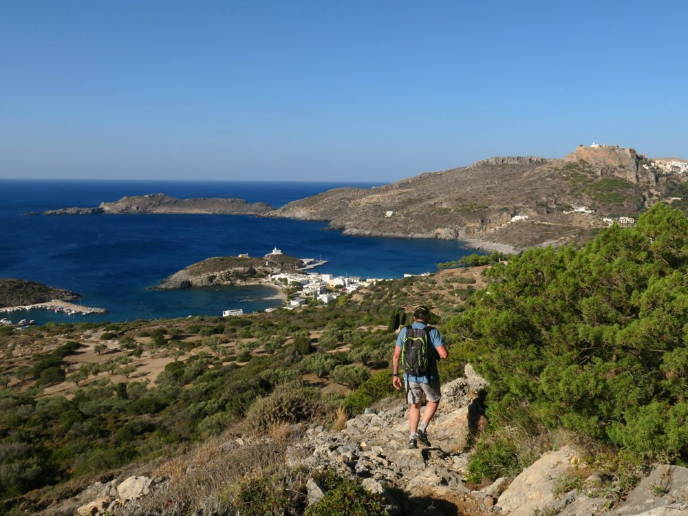 Randonneur au-dessus de la baie de Kapsali - Cythère - Grèce