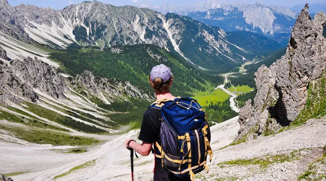 Randonneur au-dessus de la baie de Kapsali - Cythere - Grece