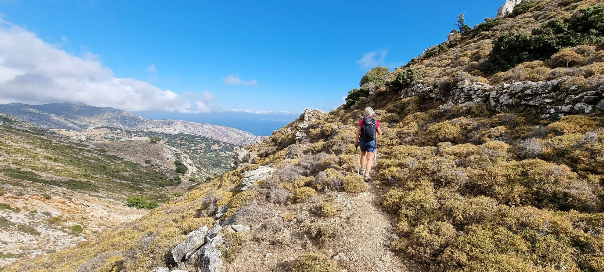 Randonneur sur un sentier côtier de maquis - île grecque - Grèce