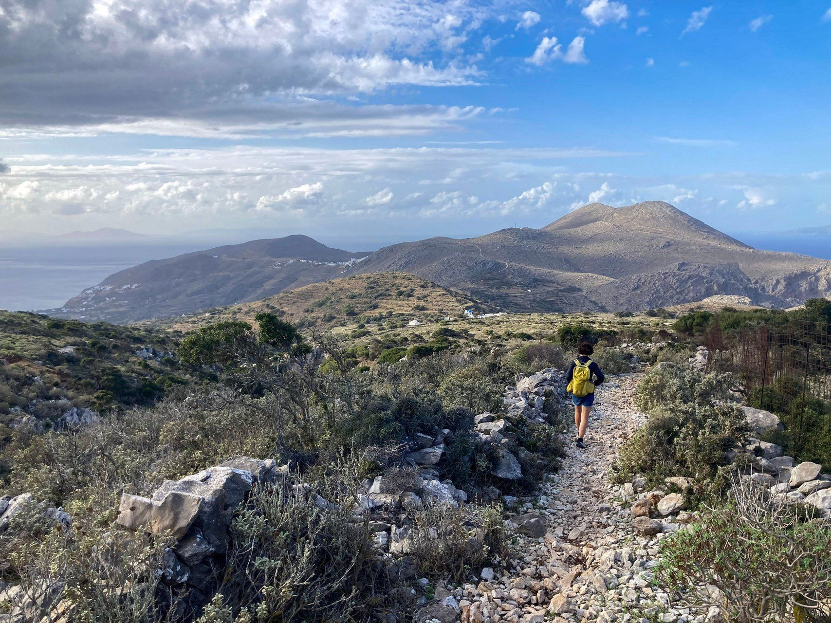 Randonneur sur un sentier face à la mer - Amorgos - Cyclades © Willy Valette