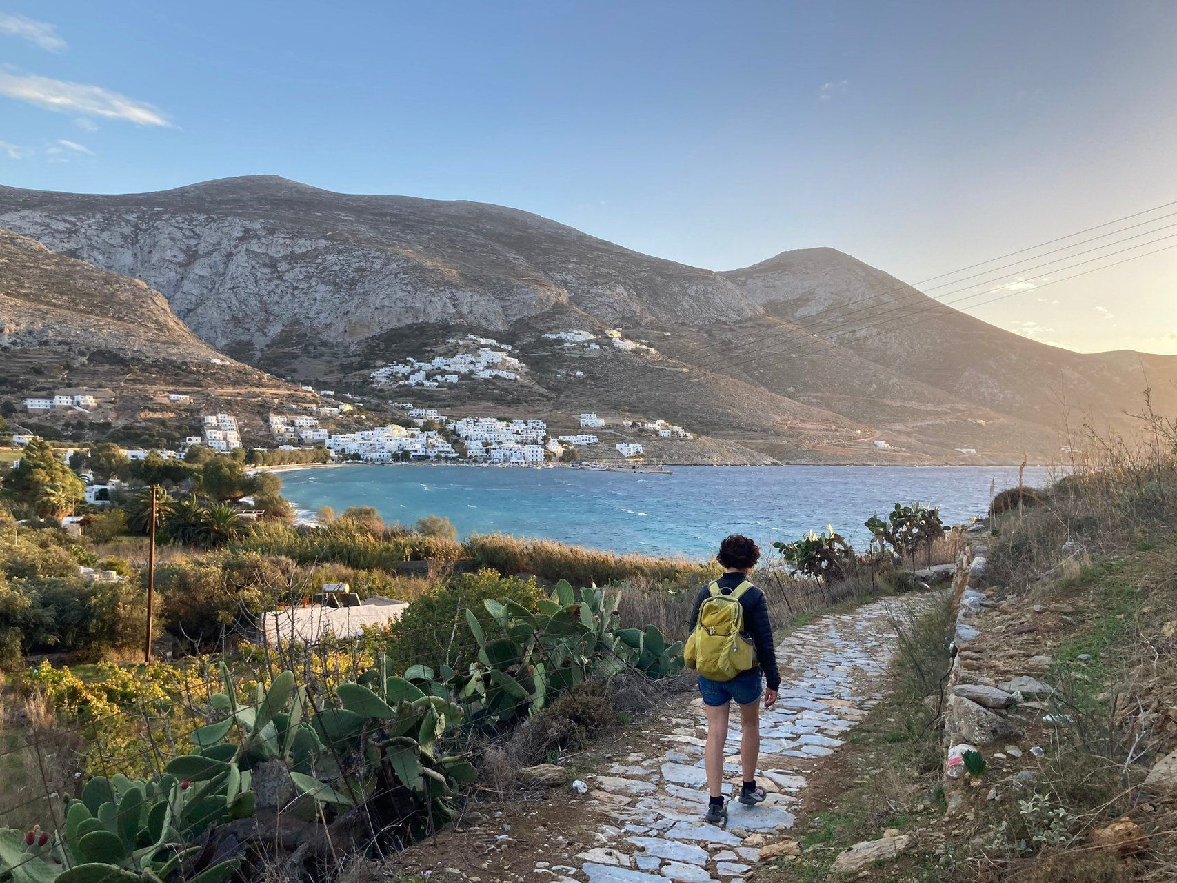 Randonneuse sur le chemin pavé au-dessus de la baie - Amorgos - Cyclades - Grèce © Willy Valette