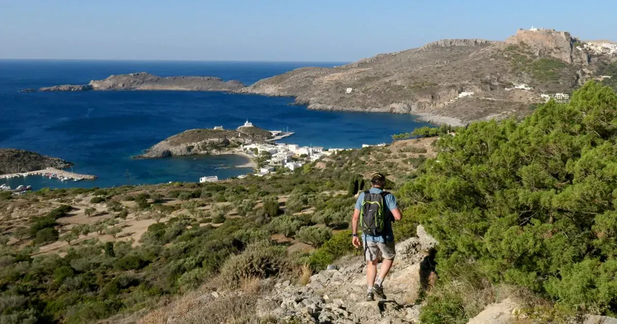 Randonneur surplombant une baie turquoise - Île de Cythère - Grèce