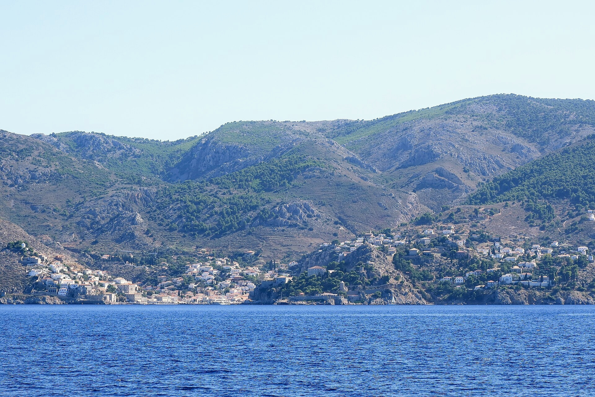 Arrivée sur Hydra par la mer depuis Le Pirée - Grèce © Julien Seguinot / Wikimedia (CC BY-SA 2.0)