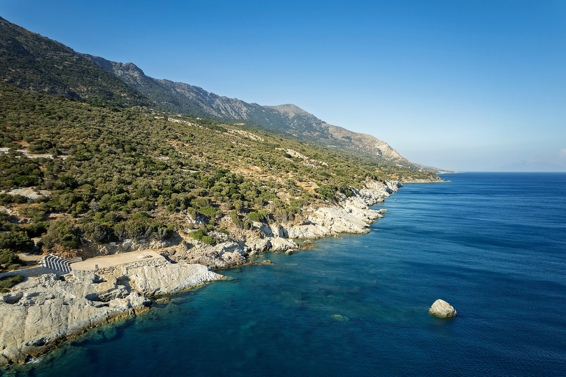 © Jules Verne Times Two, Wikimedia Commons (CC BY-SA 4.0) Collines verdoyantes plongeant dans la mer Égée - Ikaria - Grèce © Jules Verne Times Two / Wikimedia (CC BY-SA 4.0)