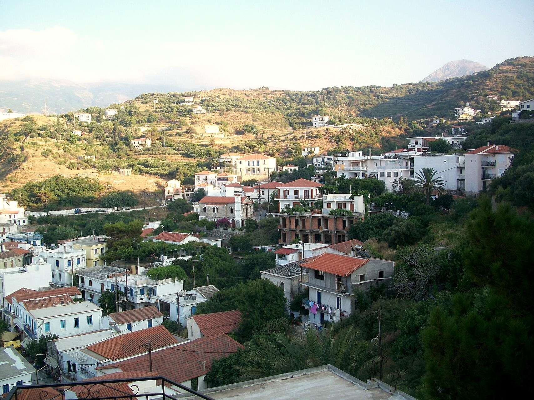 © C. Messier, Wikimedia Commons (CC BY-SA 3.0) Maisons d'un village d'Ikaria nichées dans la verdure - Ikaria - Grèce © C messier / Wikimedia (CC BY-SA 3.0)