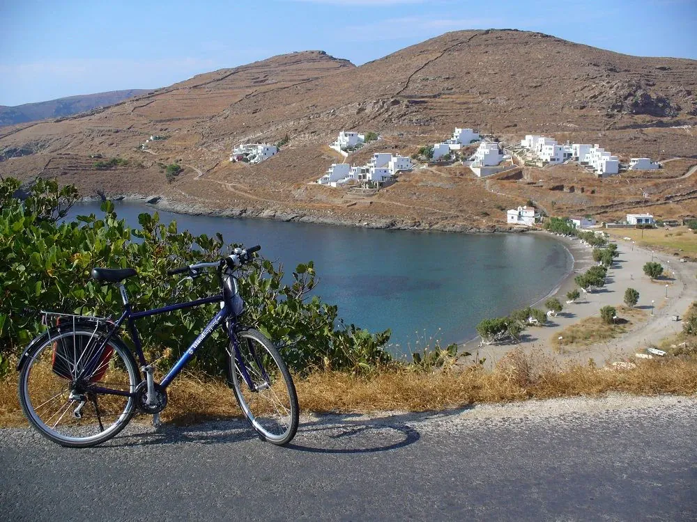 Vélo avec vue sur une baie et village de Kythnos - Grèce