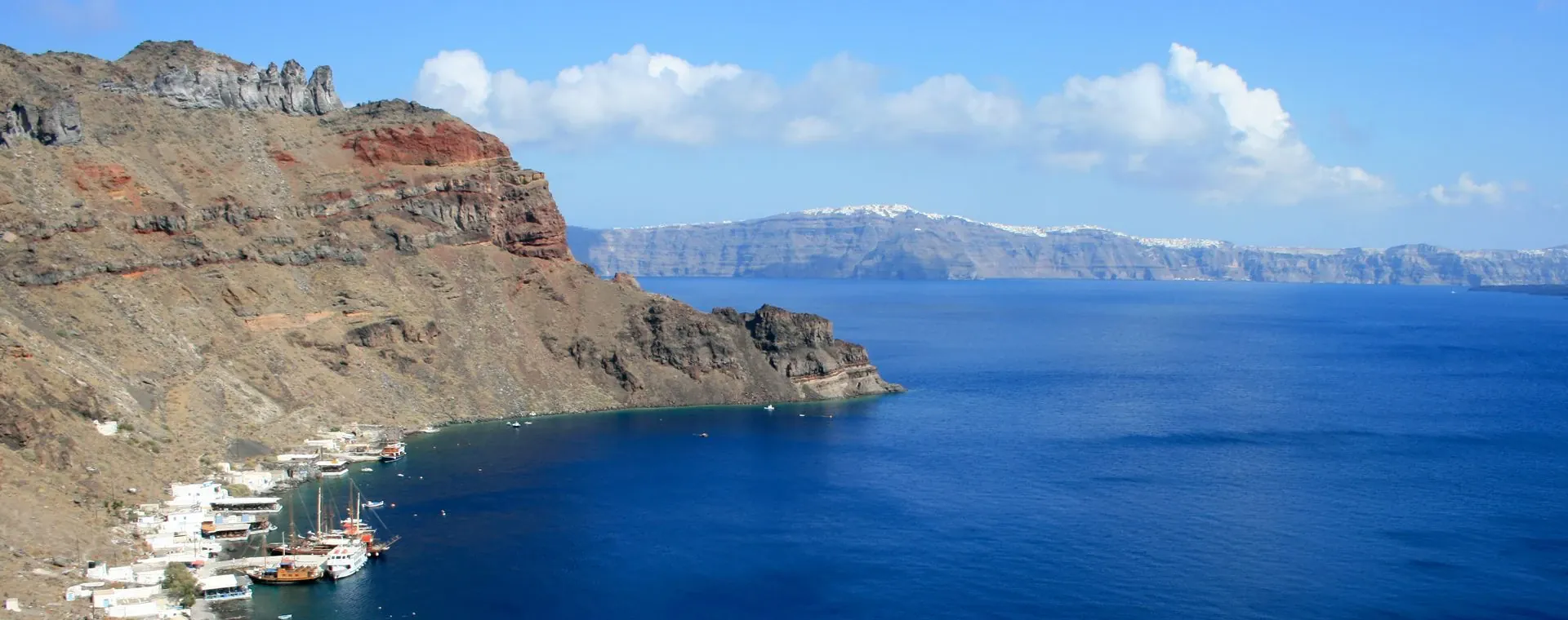 Port de l'île Thirasia avec vue sur la caldeira de Santorin - Grèce