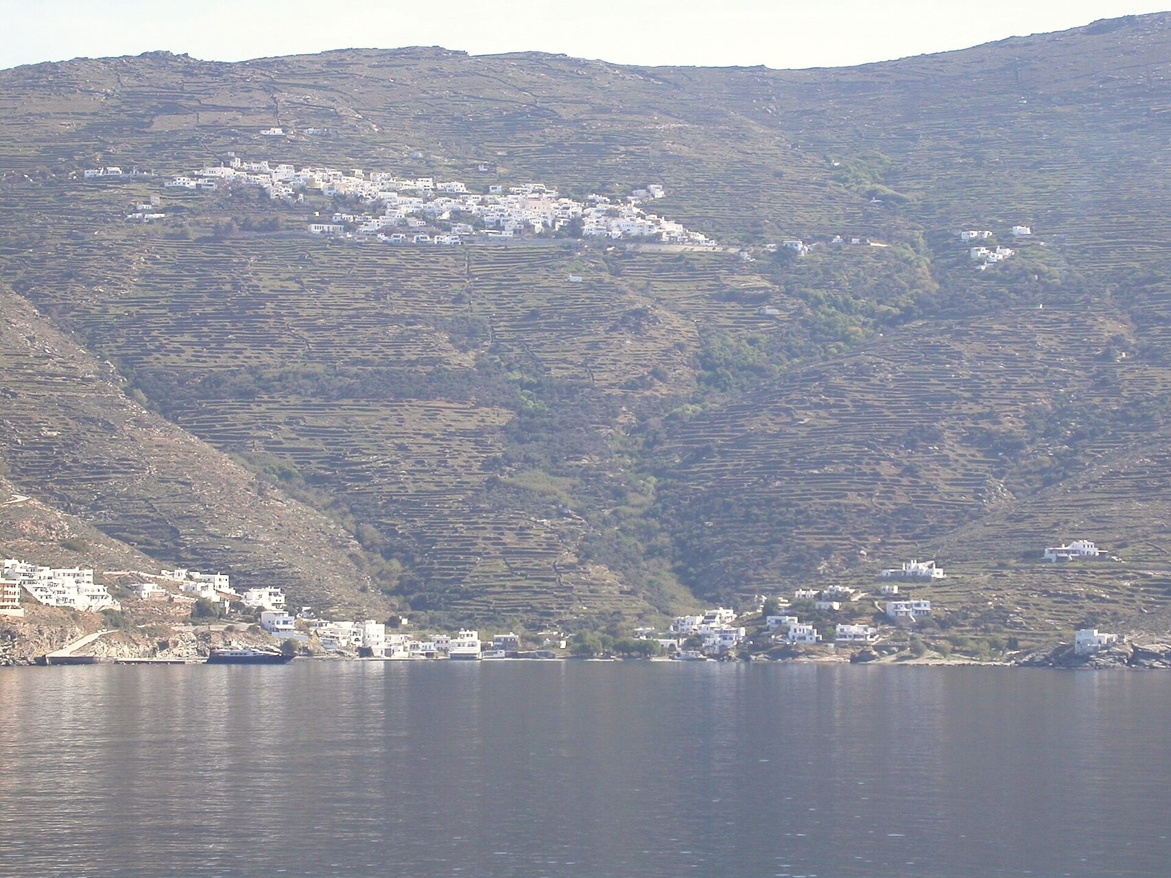 © Stepanps, Wikimedia Commons (CC BY-SA 4.0) Isternia en amphithéâtre au-dessus de l'Égée - Tinos, Cyclades - Grèce © Stepanps / Wikimedia (CC BY-SA 4.0)