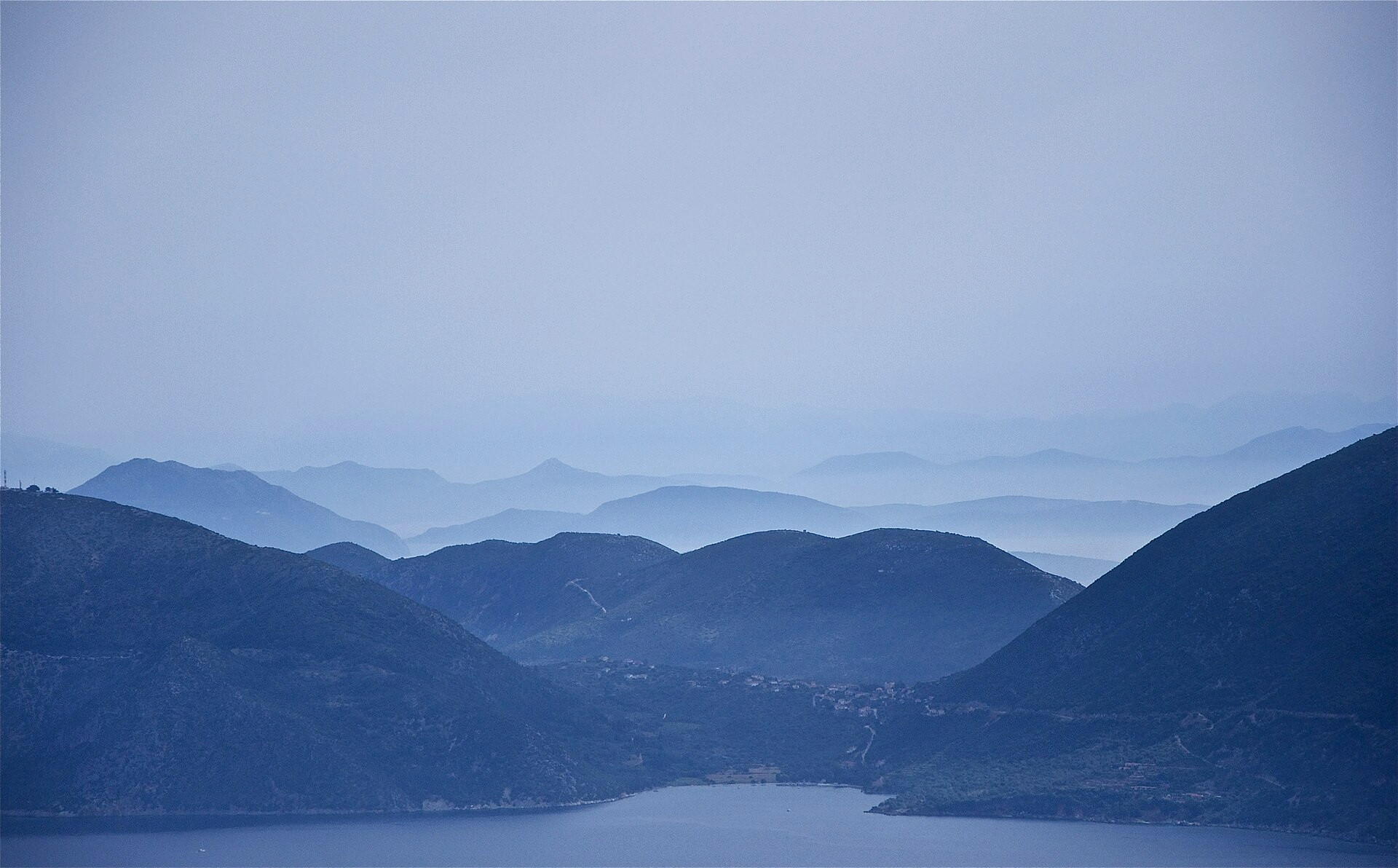 Collines d'Ithaque dans la brume matinale - Îles Ioniennes - Grèce © HettieKEF / Wikimedia (CC BY-SA 4.0)