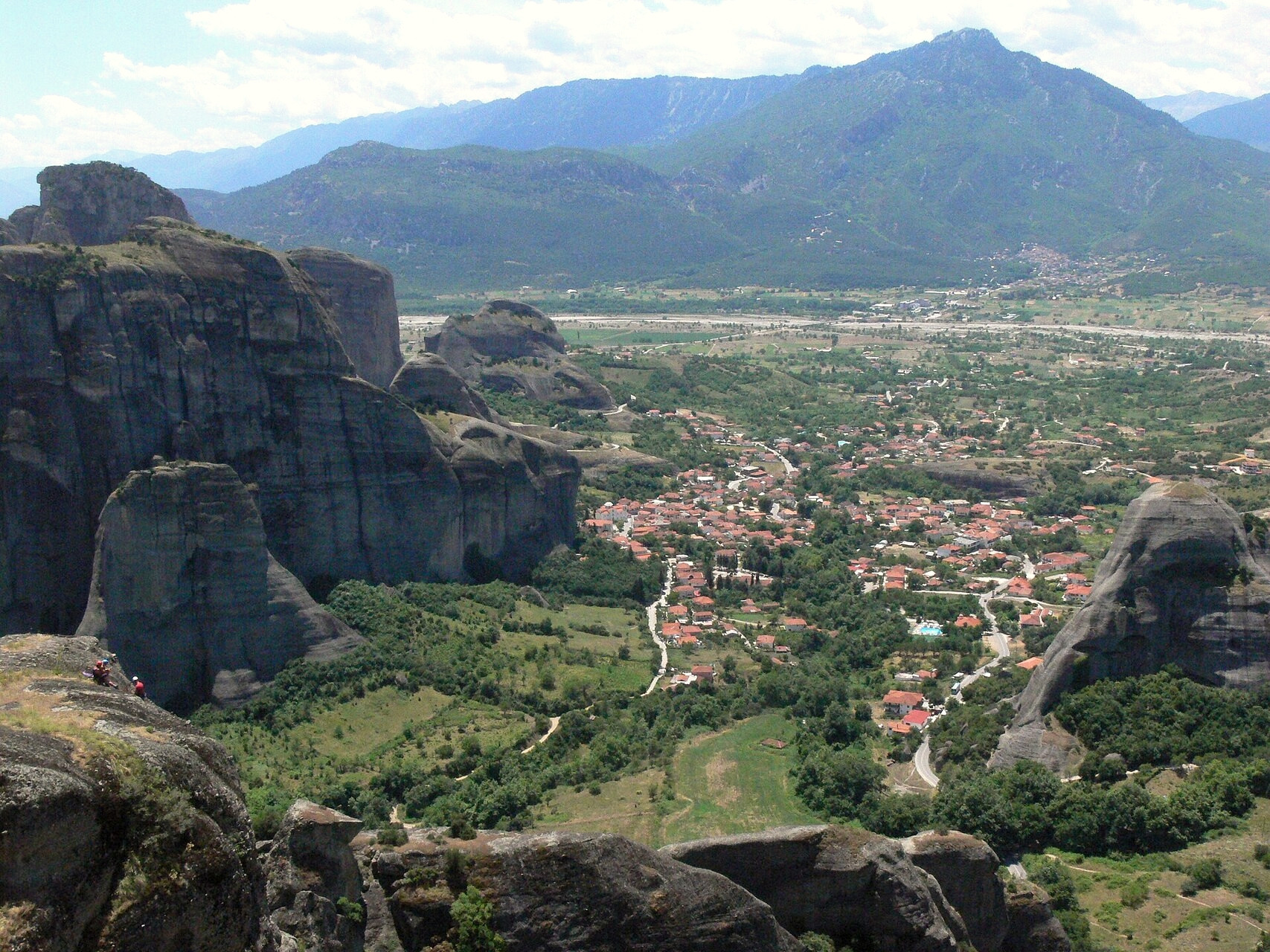 La ville de Kalambaka étendue au pied des Météores - Thessalie, Grèce © Fingalo / Wikimedia (CC BY-SA 2.0)