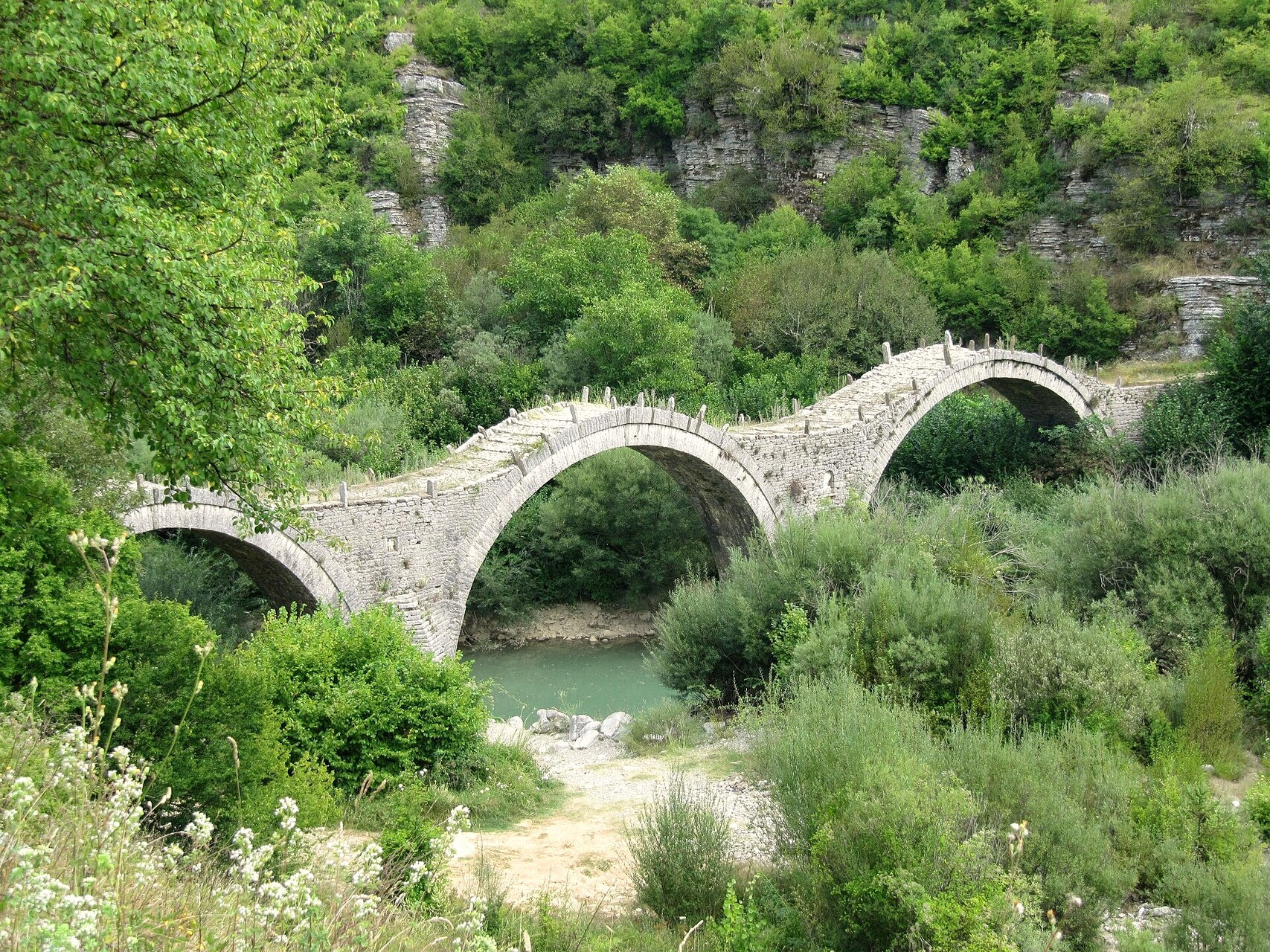 © Erik1980, Wikimedia Commons (CC BY-SA 3.0) Pont de pierre à arches près de Kípoi - Zagori, Épire - Grèce © Erik1980 / Wikimedia (CC BY-SA 3.0)