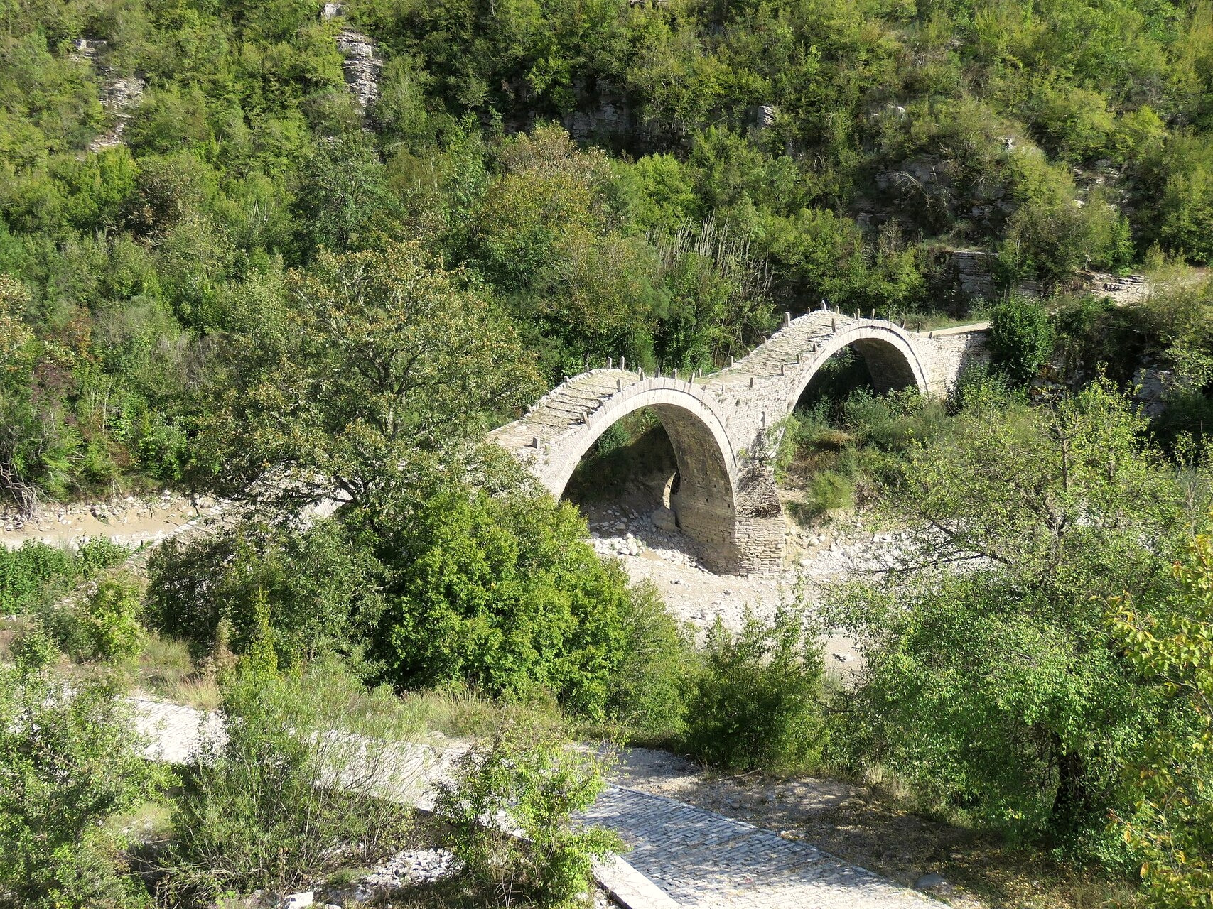 Pont ottoman de pierre de Kalogeriko à plusieurs arches - Zagori, Épire - Grèce © Calistemon / Wikimedia (CC BY-SA 4.0)