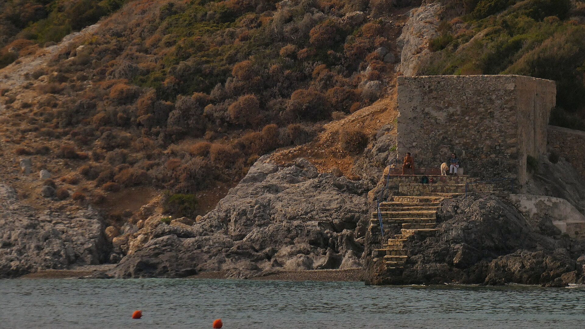 Kapsali et son promontoire vénitien au-dessus de la plage - Cythère - Grèce © Dionisio Calucci / Wikimedia (CC BY-SA 4.0)
