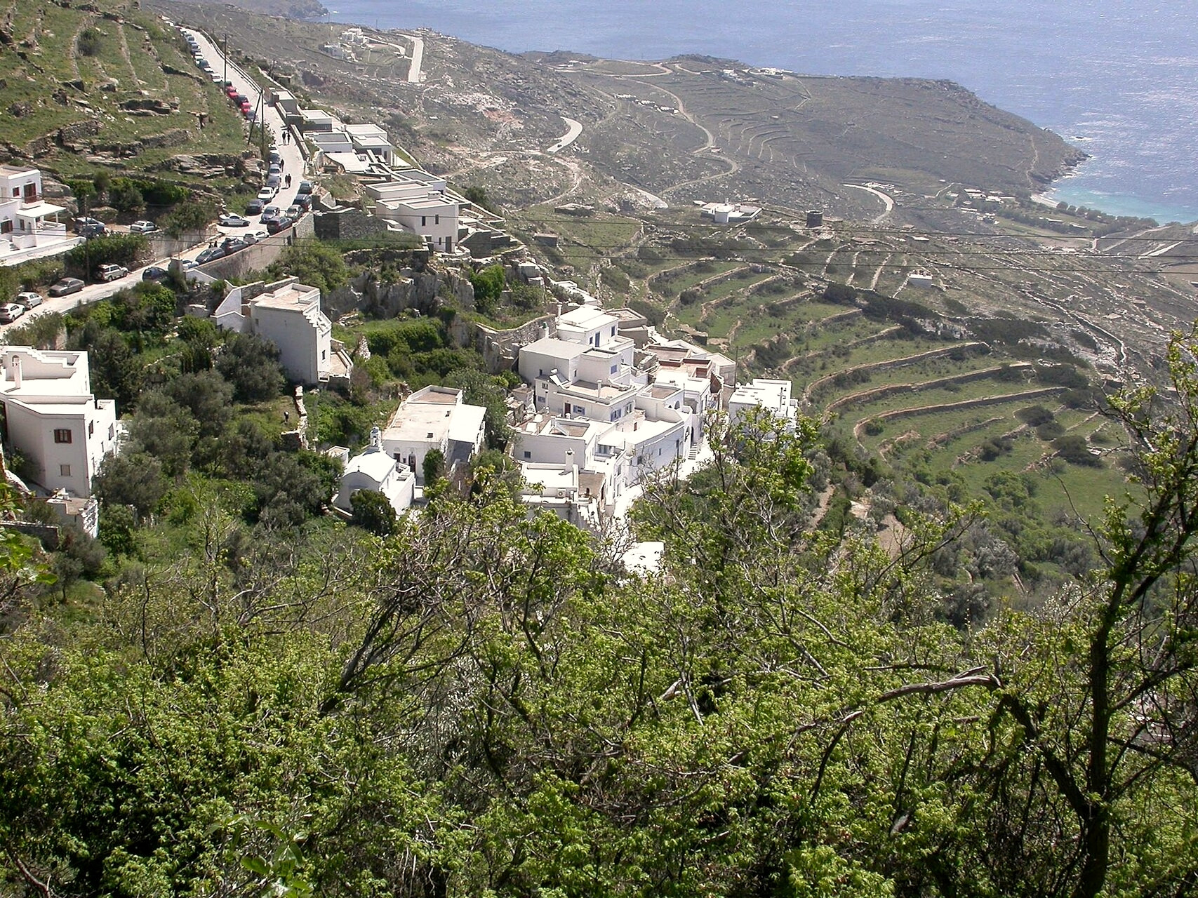 © Stepanps, Wikimedia Commons (CC BY-SA 4.0) Le village de Kardiani niché dans la verdure au-dessus de la mer - Tinos, Cyclades - Grèce © Stepanps / Wikimedia (CC BY-SA 4.0)