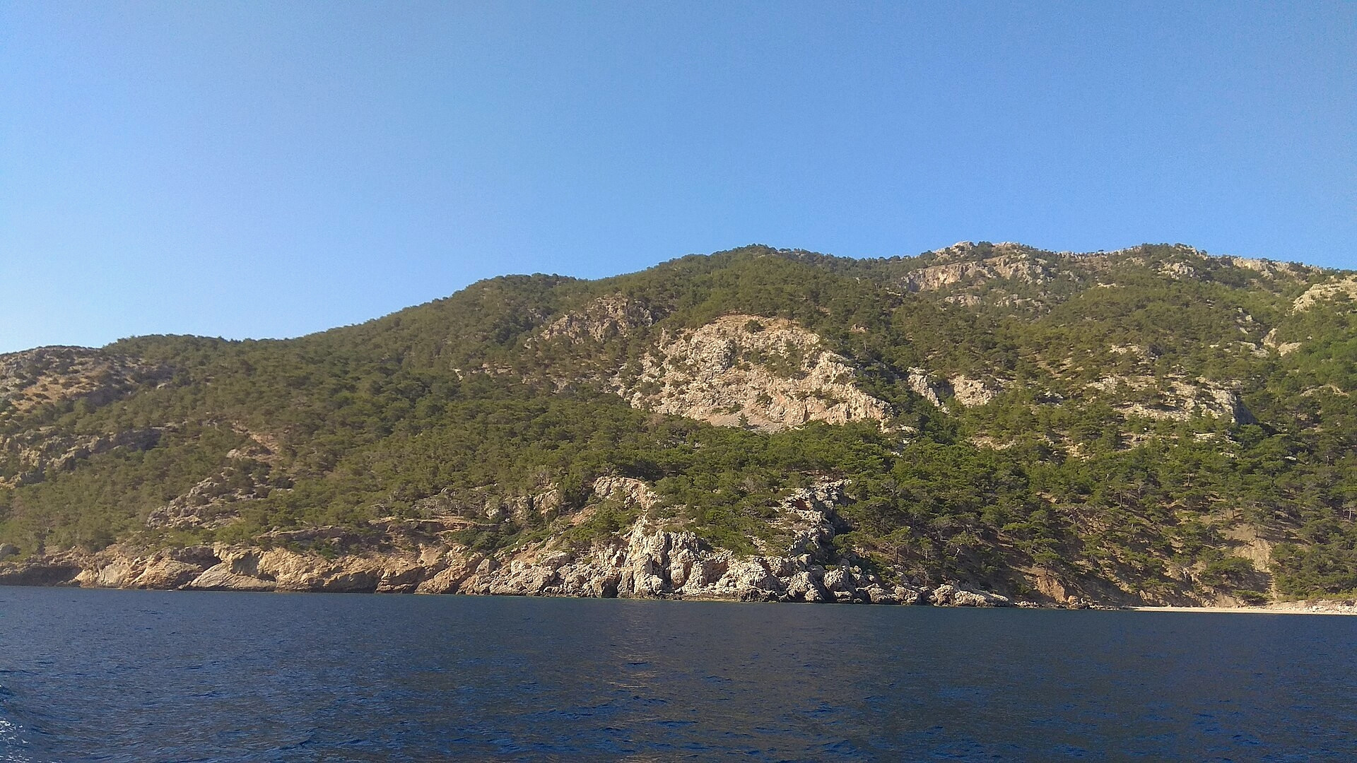 Reliefs sauvages plongeant dans la mer Égée au fil des sentiers - Karpathos, Dodécanèse - Grèce © DiDelv / Wikimedia (CC BY-SA 4.0)