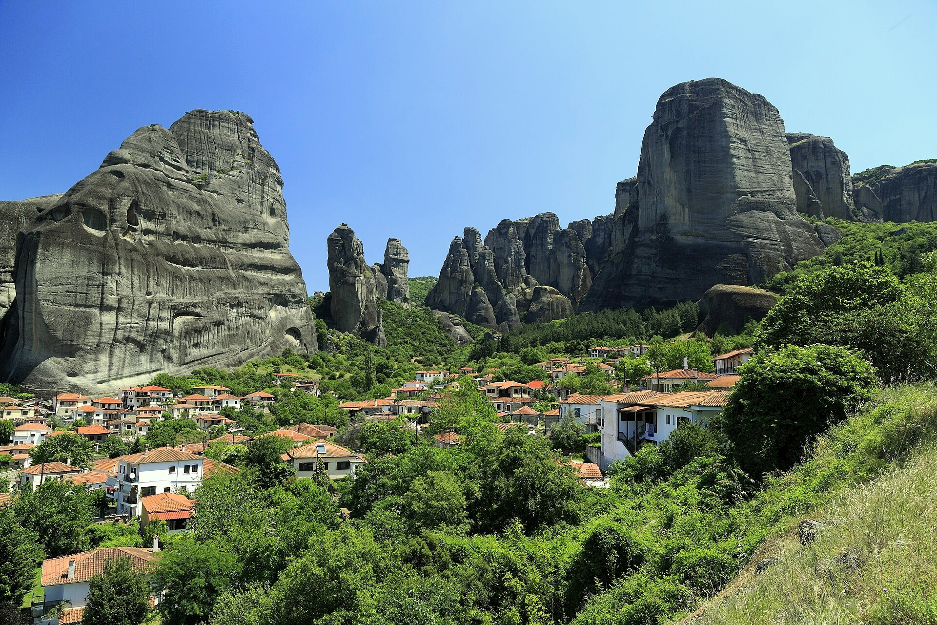 Le village de Kastraki blotti au pied des pitons des Météores - Thessalie, Grèce © Falk2 / Wikimedia (CC BY-SA 4.0)