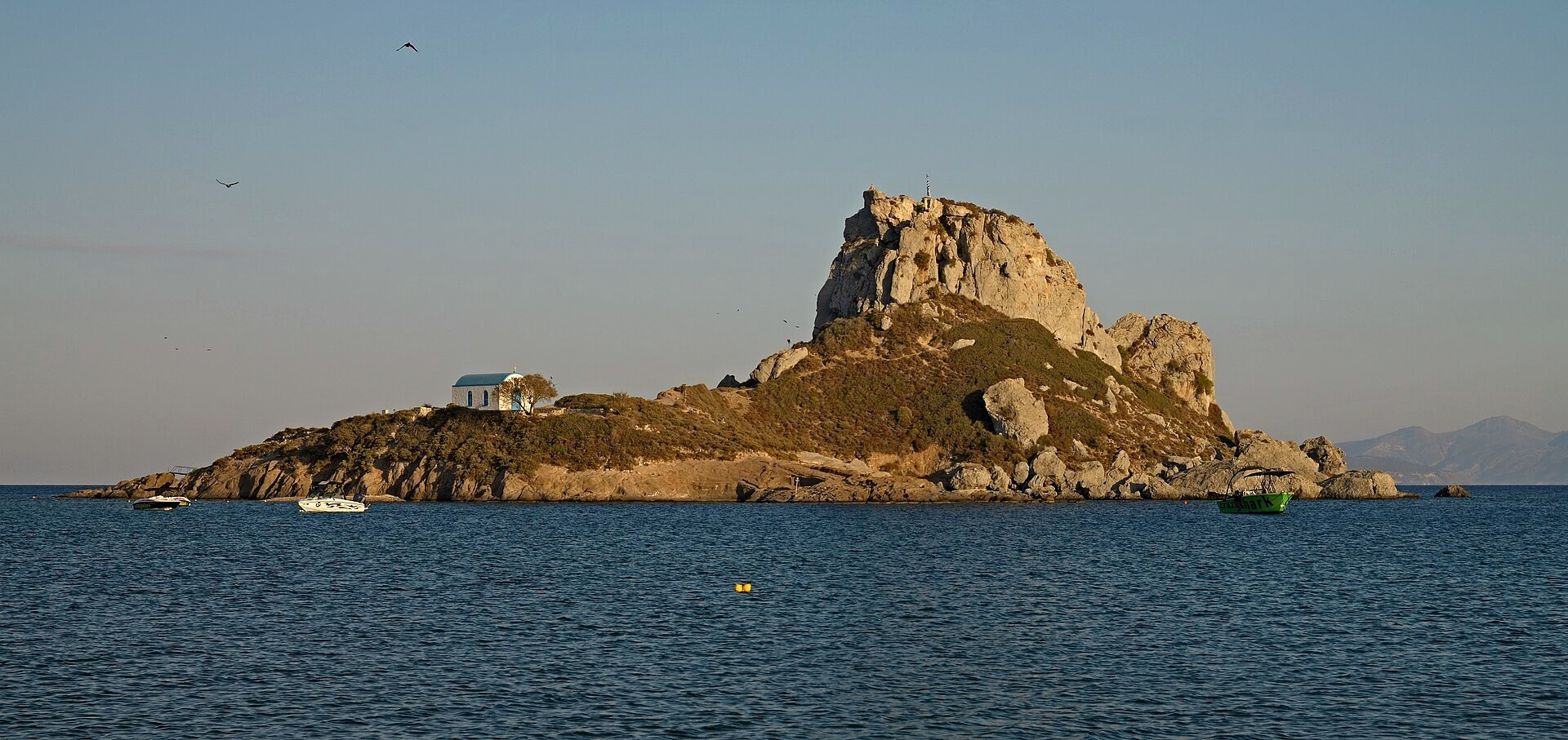 © Ввласенко, Wikimedia Commons (CC BY-SA 3.0) Îlot de Kastri et sa chapelle blanche au large de Kefalos - Kos - Grèce © Ввласенко / Wikimedia (CC BY-SA 3.0)