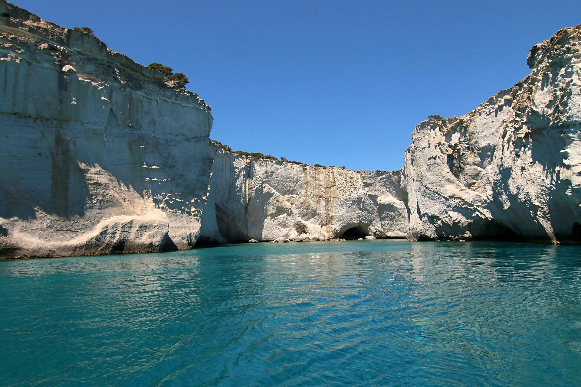 Roches blanches et grottes marines de Kleftiko - Milos, Cyclades - Grèce © Zde / Wikimedia (CC BY-SA 4.0)