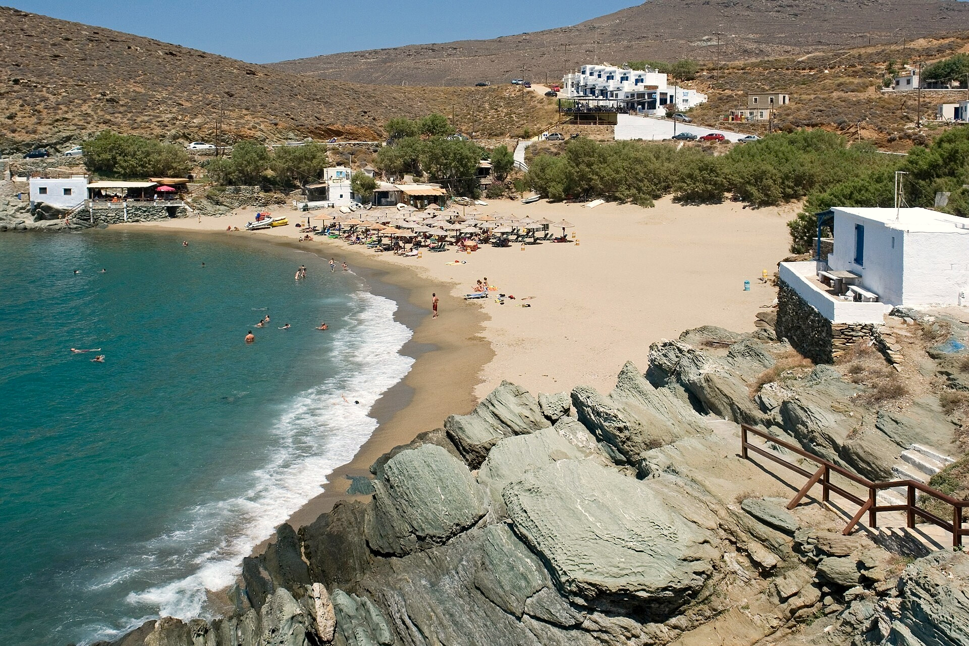 © Hans Peter Schaefer, Wikimedia Commons La baie et la plage de Kolymbithra au nord de l'île - Tinos, Cyclades - Grèce © Hans Peter Schaefer / Wikimedia
