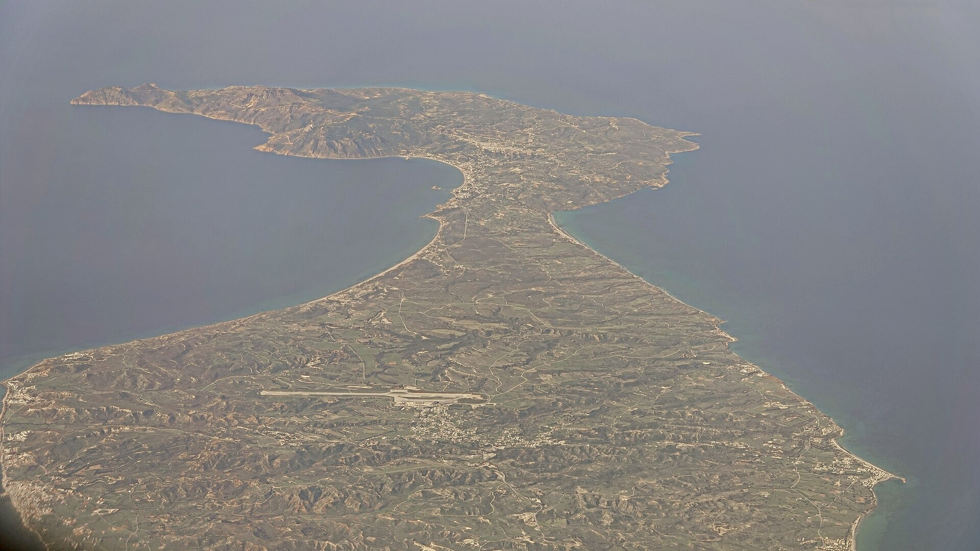 © DmitTrix, Wikimedia Commons (CC BY 4.0) Vue aérienne de l'île allongée de Kos - Dodécanèse - Grèce © DmitTrix / Wikimedia (CC BY 4.0)
