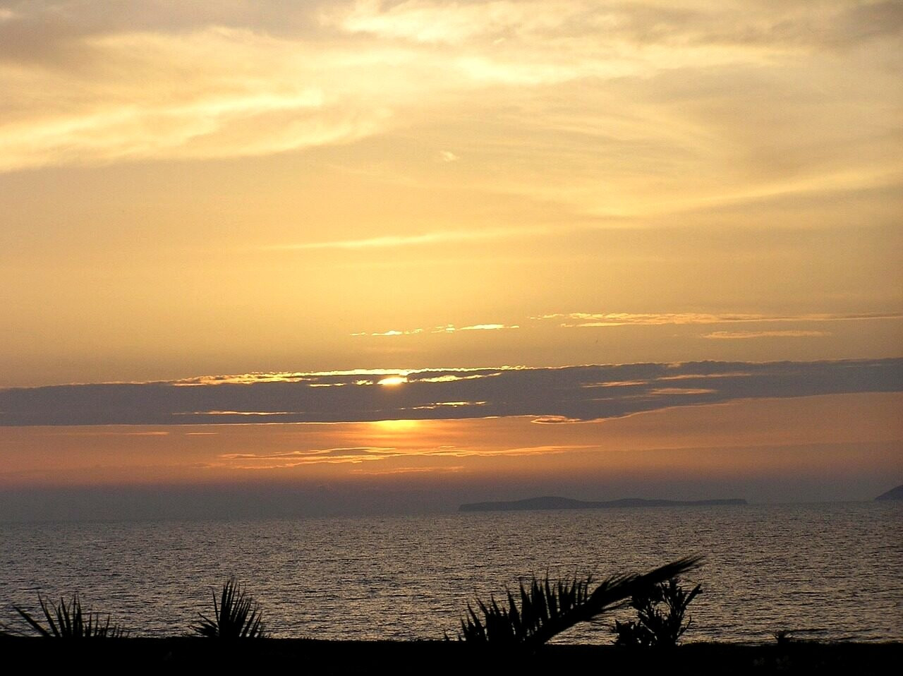 Coucher de soleil doré sur la mer et une île à l'horizon - Kos - Grèce
