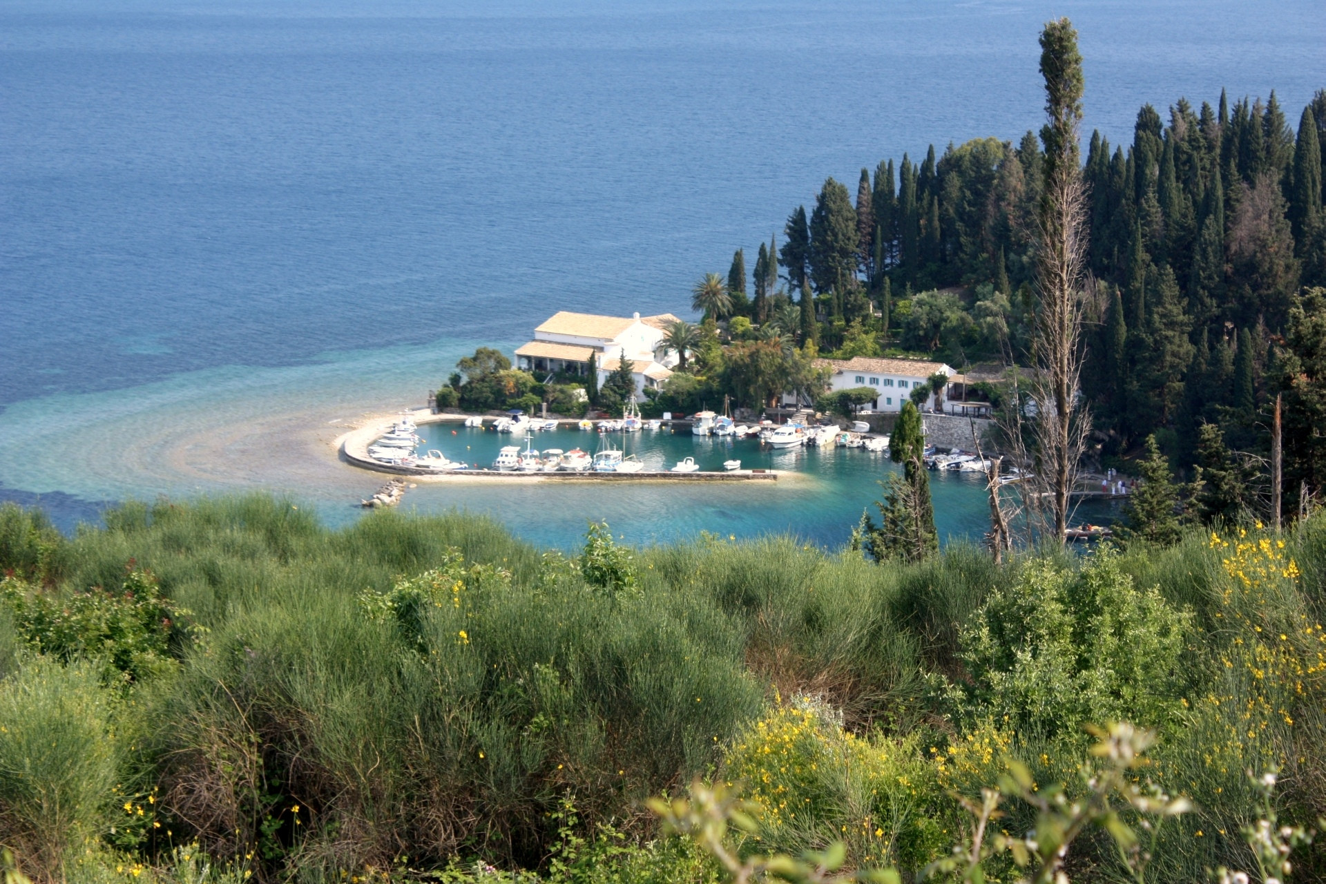 Port en fer à cheval de Kouloura - Corfou - Grèce © Hombre / Wikimedia (CC BY-SA 3.0)