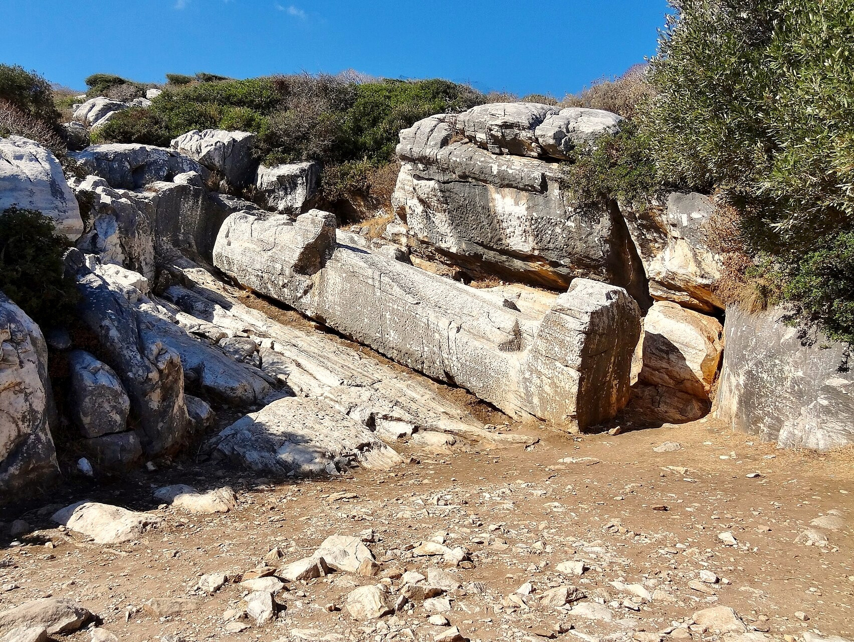 Le kouros géant couché dans la carrière d'Apóllonas - Naxos - Grèce © Olaf Tausch / Wikimedia (CC BY 3.0)