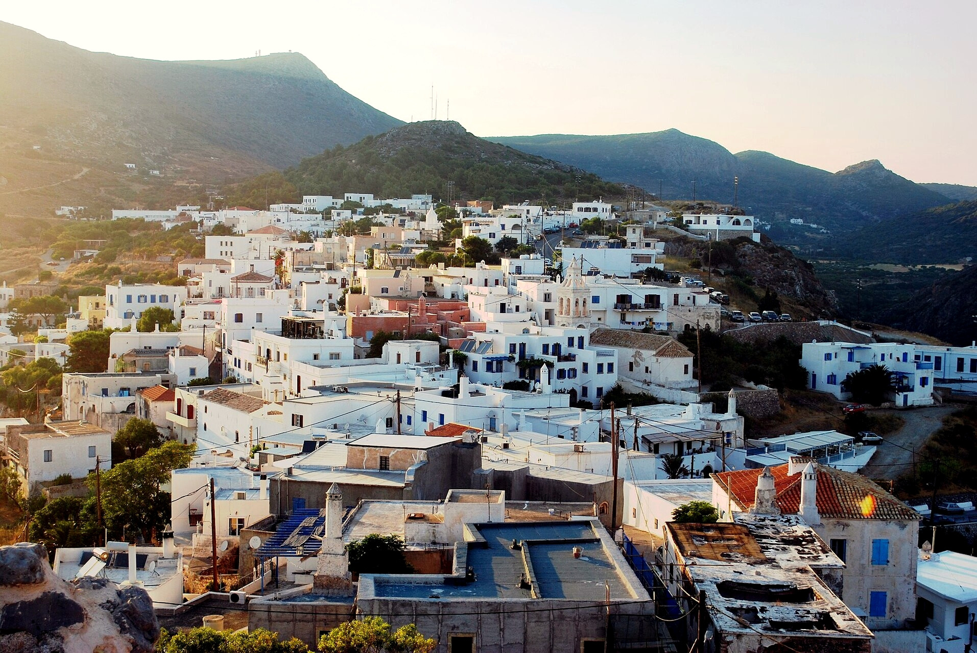 Village blanc de Chora étagé au-dessus de la mer - Cythère - Grèce © Comzeradd / Wikimedia (CC BY-SA 3.0)