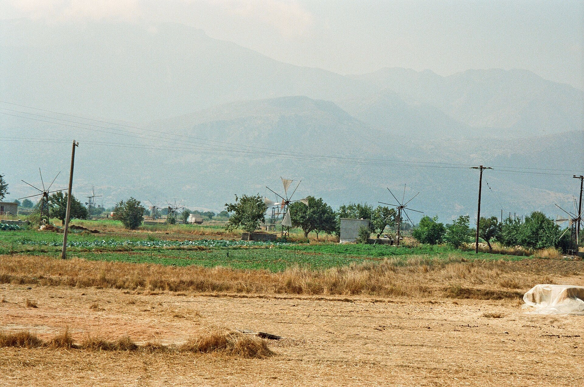 Le plateau du Lassithi et ses cultures cerné de montagnes - Crète - Grèce © Herbert wie / Wikimedia (CC BY-SA 4.0)