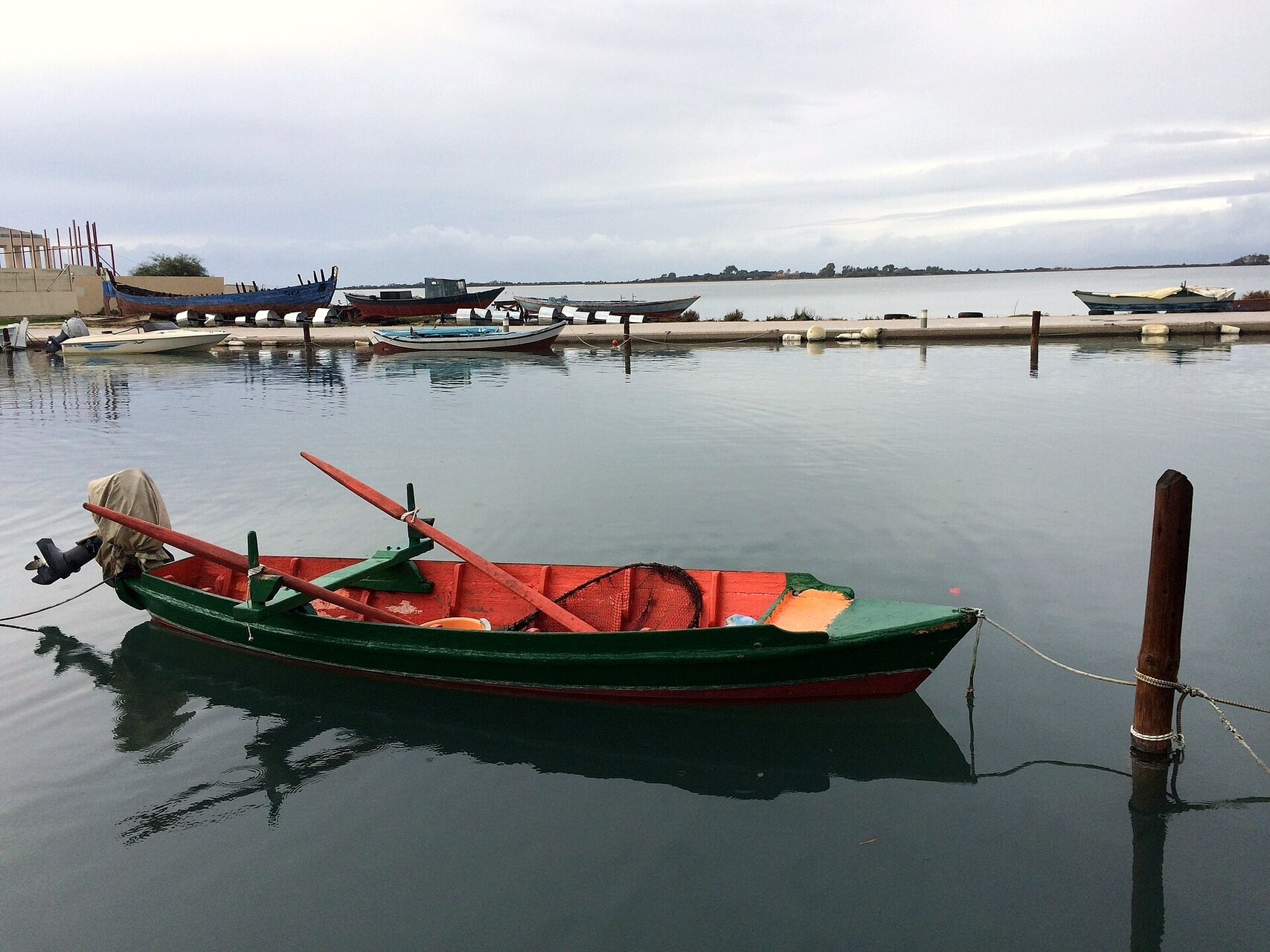 © Kate Horti, Wikimedia Commons (CC BY-SA 4.0) Barque traditionnelle dans la lagune et le canal de Leucade - Îles Ioniennes - Grèce © Kate Horti / Wikimedia (CC BY-SA 4.0)