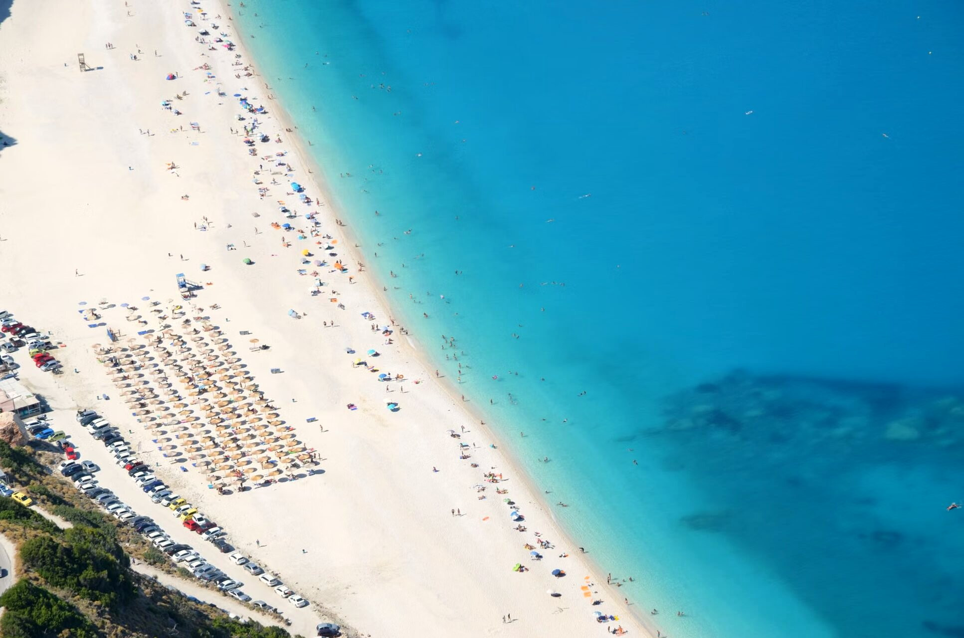 Longue plage de sable et eau turquoise - Côte ouest de Leucade, Grèce