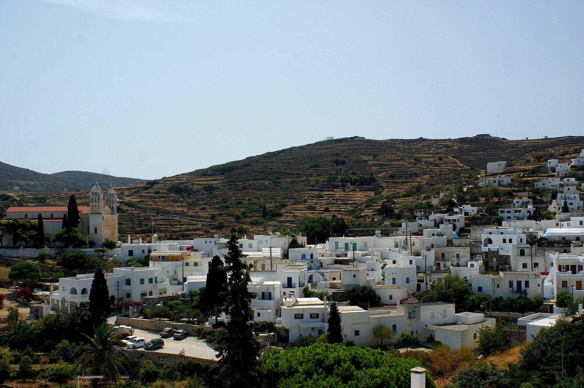Le village de Lefkes niché dans sa vallée verdoyante - Paros, Cyclades - Grèce © Kondephy / Wikimedia (CC BY-SA 4.0)