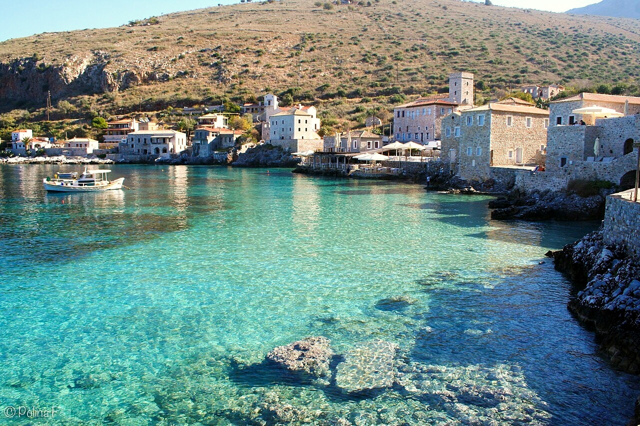 Village de Liméni et sa crique turquoise - Magne, Péloponnèse - Grèce © Polina F / Wikimedia (CC BY 2.0)