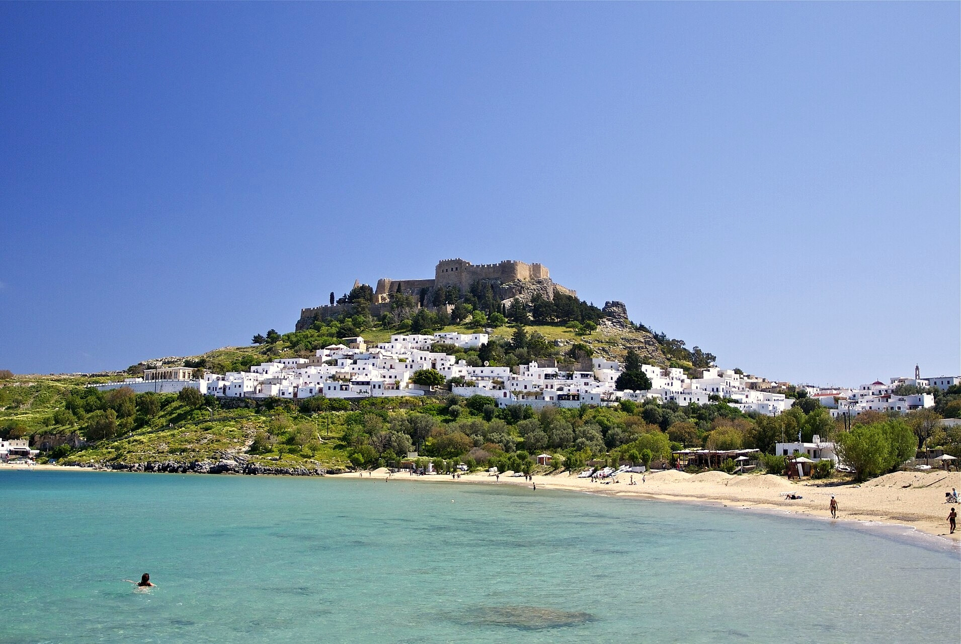 Acropole de Lindos dominant le village blanc et sa baie - Rhodes, Dodécanèse - Grèce