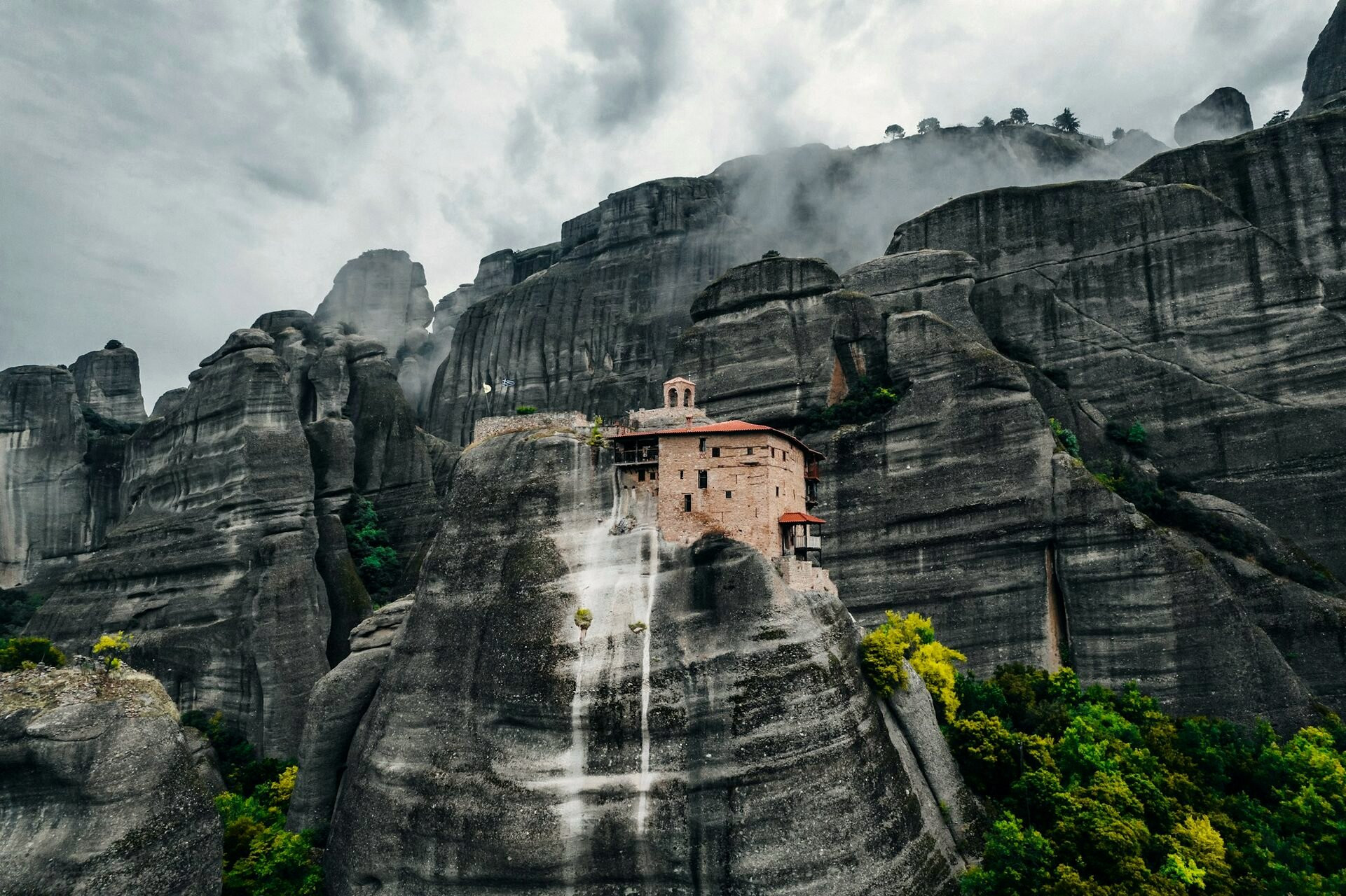 Monastère des Météores perché sur son piton de grès au coucher du soleil - Thessalie, Grèce